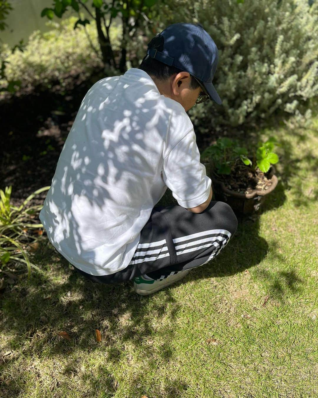 山口もえさんのインスタグラム写真 - (山口もえInstagram)「・  夫と雑草抜き🌱 私は飽きたので夫を撮ってる…笑 抜いても抜いてもでてくるね💦 雑草の生命力見習います👏  #田中家の日常 #ガーデニング  #雑草  #あっという間に 生えてくる #終わった後の #麦茶 はうまい♡♡♡」5月12日 12時51分 - moe_yamaguchi0611