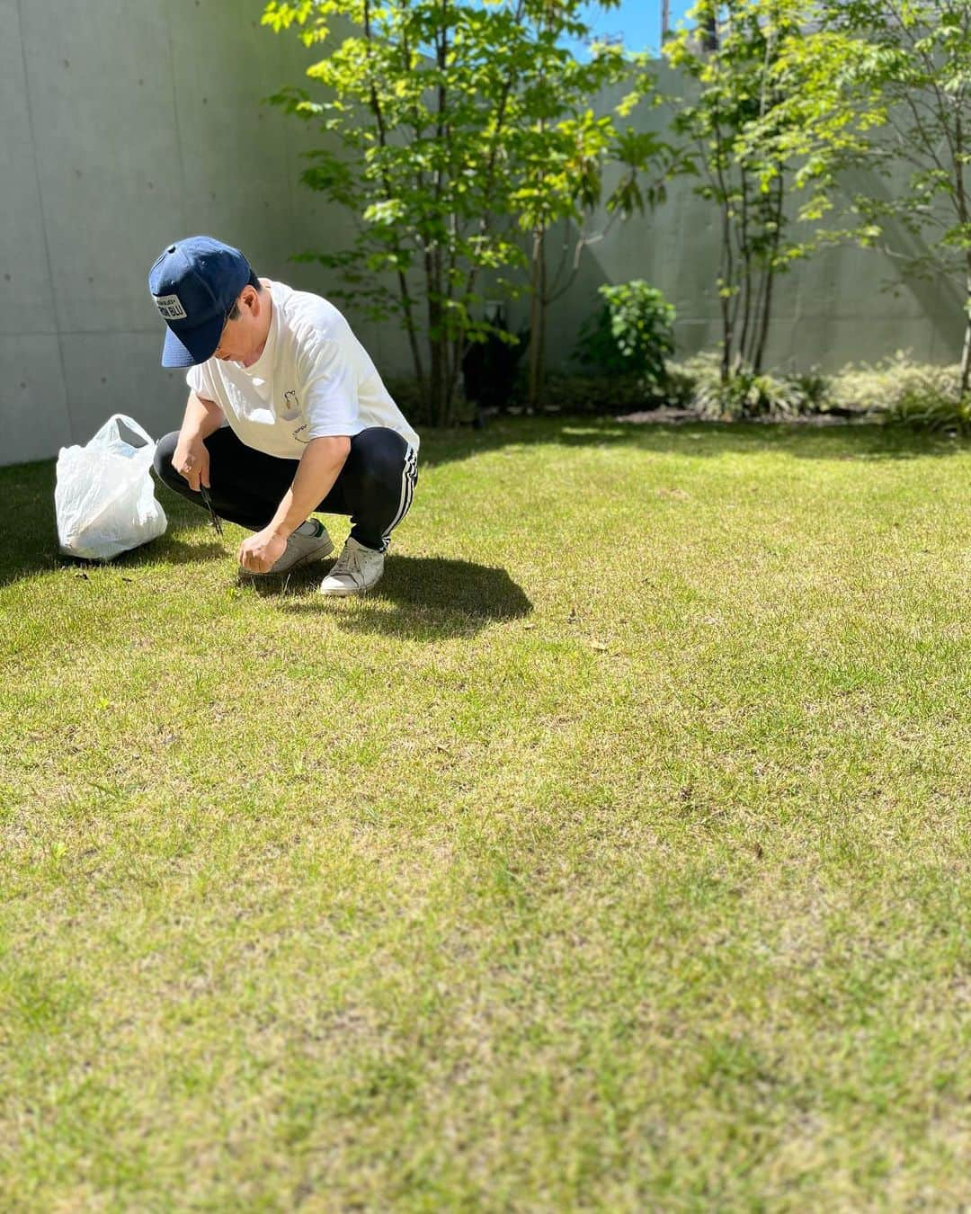 山口もえさんのインスタグラム写真 - (山口もえInstagram)「・  夫と雑草抜き🌱 私は飽きたので夫を撮ってる…笑 抜いても抜いてもでてくるね💦 雑草の生命力見習います👏  #田中家の日常 #ガーデニング  #雑草  #あっという間に 生えてくる #終わった後の #麦茶 はうまい♡♡♡」5月12日 12時51分 - moe_yamaguchi0611