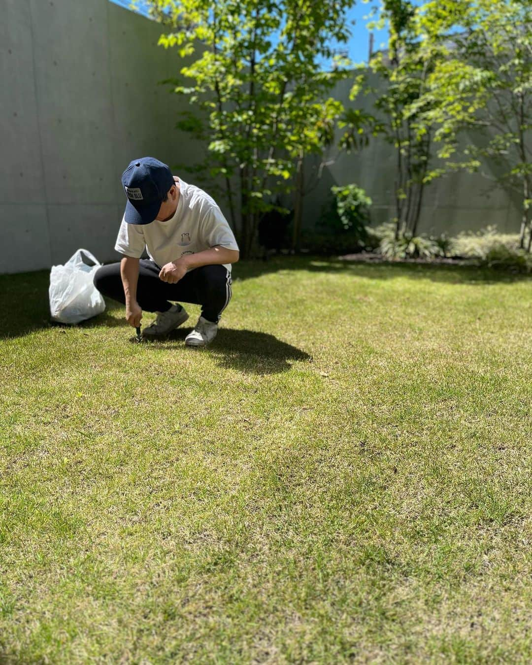 山口もえさんのインスタグラム写真 - (山口もえInstagram)「・  夫と雑草抜き🌱 私は飽きたので夫を撮ってる…笑 抜いても抜いてもでてくるね💦 雑草の生命力見習います👏  #田中家の日常 #ガーデニング  #雑草  #あっという間に 生えてくる #終わった後の #麦茶 はうまい♡♡♡」5月12日 12時51分 - moe_yamaguchi0611