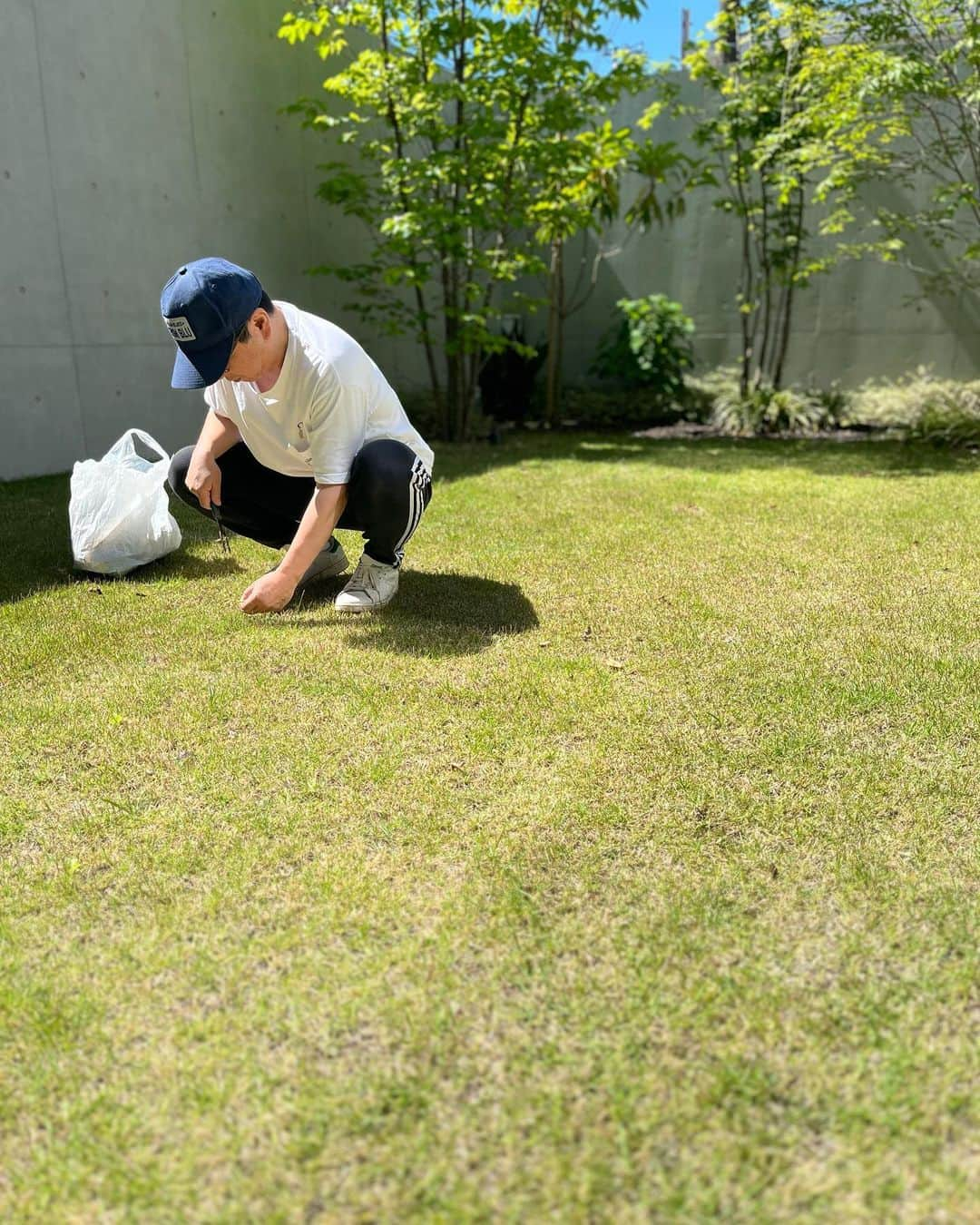 山口もえのインスタグラム：「・  夫と雑草抜き🌱 私は飽きたので夫を撮ってる…笑 抜いても抜いてもでてくるね💦 雑草の生命力見習います👏  #田中家の日常 #ガーデニング  #雑草  #あっという間に 生えてくる #終わった後の #麦茶 はうまい♡♡♡」