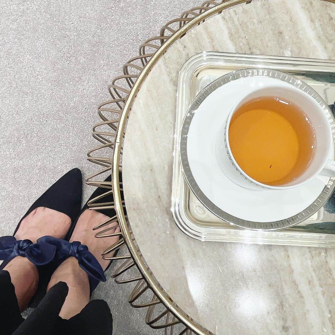 広瀬未花のインスタグラム：「👡　@therow   coco mule、リボンが可愛くて2年程前に衝動買いしたものの、箱の中で長らく眠ってました。 意外と履き心地良いことに気がついて、最近ヘビロテ中😎  ローヒールなので長時間歩いてもOK🐾」