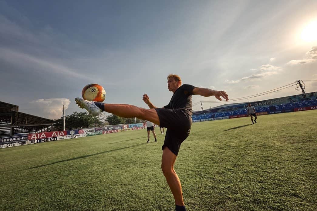 本田圭佑のインスタグラム：「Some pictures when I trained football in Cambodia.」