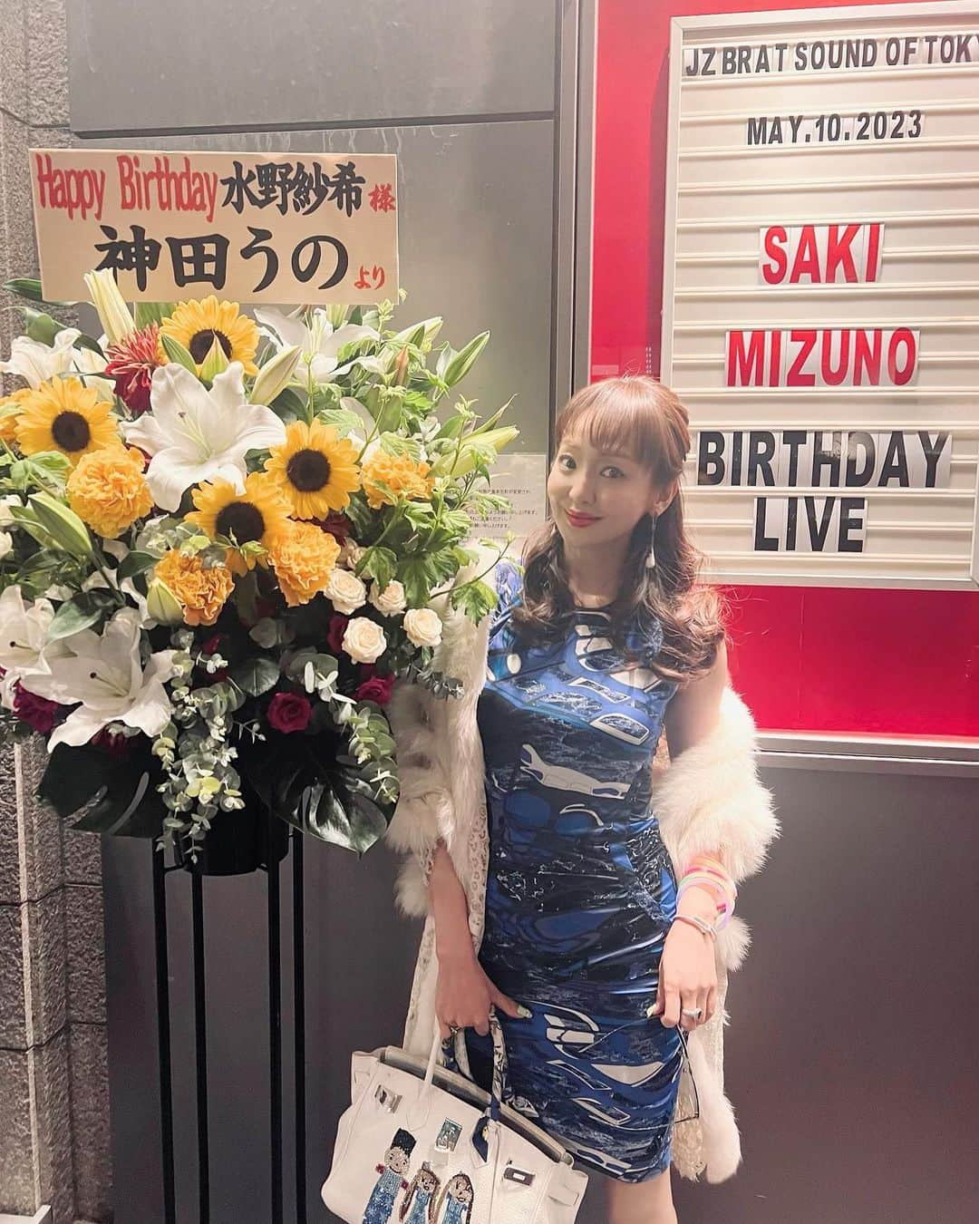 神田うのさんのインスタグラム写真 - (神田うのInstagram)「美人ヴァイオリニスト🎻水野紗希さん💕のバースデーLIVEにお招き頂き伺って参りました♪  作曲もされる紗希さん💕の楽曲は優美だったりパワフルだったりとどの曲も全て素敵✨  NEW アルバム『Reflection 』は全て紗希さん💕が作曲されています♪ 素敵な曲ばかりですので是非皆様💕もお聴き下さいませ☺️ iTuneなどでダウンロード出来ますよ♪  @sakimizuno_59   （お写真10枚目はご主人様のCDです💿 ご夫婦で音楽活動されていらっしゃいます☺️）  #ヴァイオリニスト#水野紗希 さん#sakimizuno#violinist#バースデーライブ#birthdaylive#お誕生日おめでとうございます#お誕生日#おめでとうございます#jzbrat#jzbratsoundoftokyo#神田うの#unokanda」5月12日 12時59分 - unokandaofficial