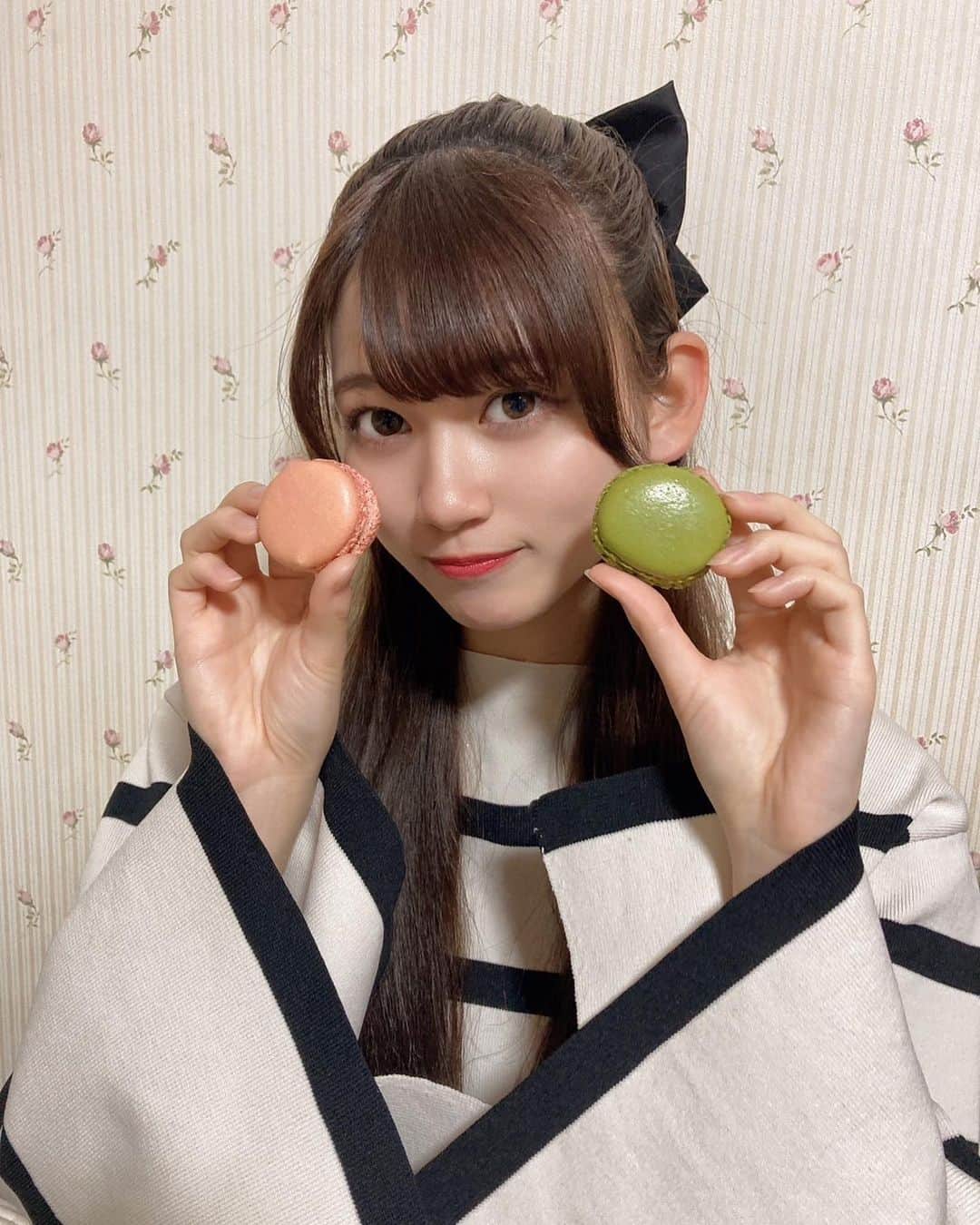 のインスタグラム：「こんにちマッキー✨ 昨日のおやつ🍭 セブンに売ってるマカロンだよ😋 いちごとピスタチオ味❣️ 美味しかったよー🎵  #シブサン #shibu3project  #グリーンクラス #おやつ #スイーツ #マカロン #セブンイレブンスイーツ  #fashion  #chico #ワンピース #hairstyle  #ハーフアップ  #jk #fjk #japan」
