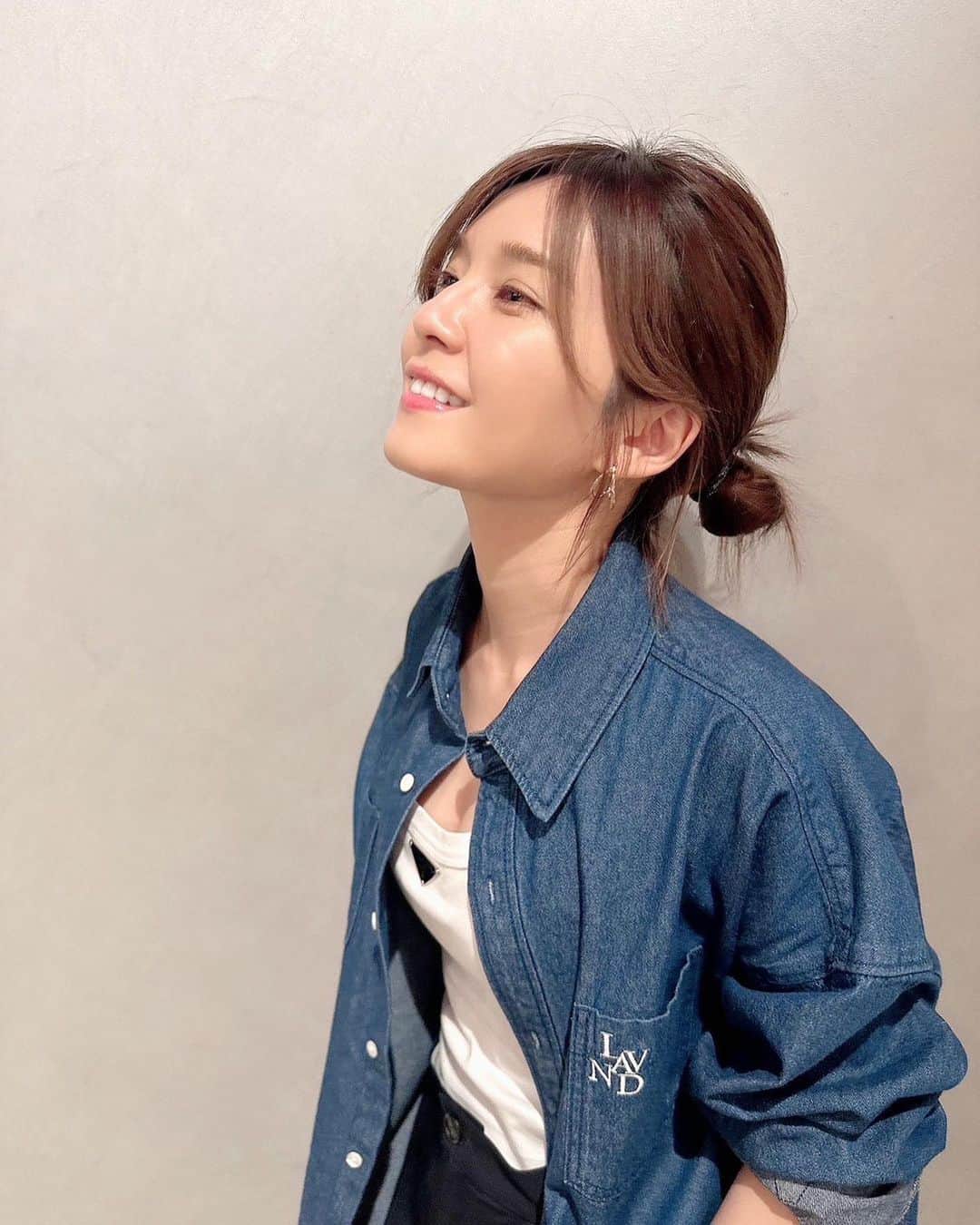 宇野実彩子のインスタグラム：「． 会社で打ち合わせコーデだよ👗💞  私の最近はオーバーシャツ頻度高し💎‎  みんなの春コーデもアップしてほしいな、見たいです‪🫶🤍」