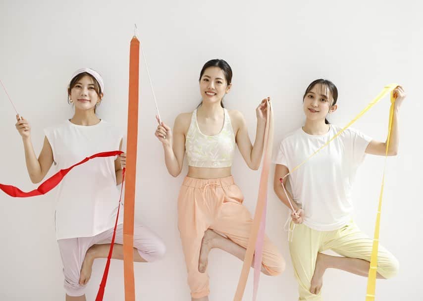 坪井保菜美のインスタグラム：「🧘🏻‍♀️TIGORA×FITNESS   第2段‼️  仲間同士でパステルカラーのティゴラを着ると映えますねぇ😂🙌🏻💛気持ちも笑顔も明るくなります😆  雑誌Gingerのアスレジャーチーム2人と今回は新体操のリボンを持ってエクササイズ🤸🏻‍♀️(2人は幼児ちゃん用にしました🤭ふふ)  テーマは【引き締め】💪🏼🦵🏻✨ 引き締まっちゃうんですねーこれが‼️(続けないとダメよ☝🏻🔥)と、自分にも言い聞かせてますが… 新体操の手具(道具)って意外と重いんです。 だから扱うのは結構大変☝🏻 まずは扱い方をレクチャーし、ヨガのポーズと組み合わせて使う事で引き締めボディに効果大なのです🦾🔥  リボンがない方(の方が多いだろから。)は、割り箸の先に長いリボンとか、フェイスタオルとかでもいいのかも🤔💡  第1段の【凝り取り】と比べると結構アクティブだけど、仲間とチャレンジすることで出来ないことも笑って楽しめる🤣あははーと‼️ 4ポーズ紹介してるのでぜひ🙌🏻背中やお腹周り、二の腕などのシェイプアップに繋がりますよ☝🏻😉  そんな内容が本日『Ginger web』にて公開されているので詳しい内容ぜひチェックしてみてください🙌🏻  @ginger_magazine @tigora_women #GINGERmagazine #TIGORA #ginger」