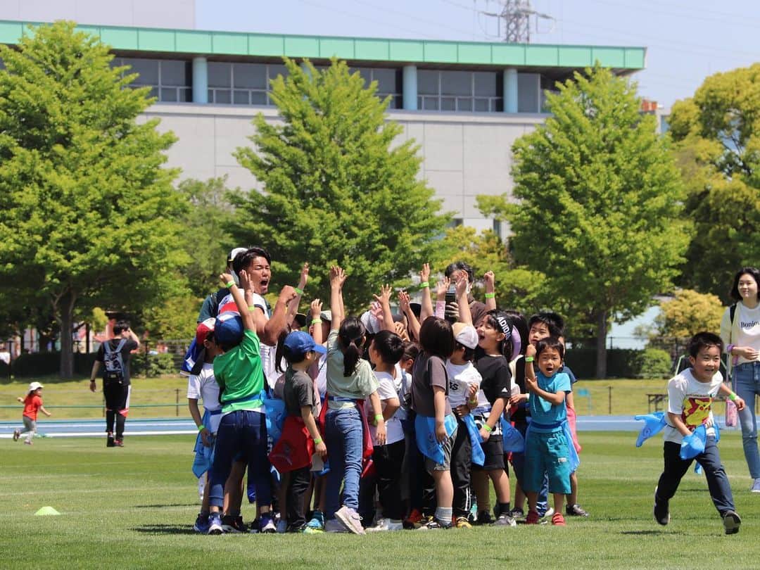 海老名市さんのインスタグラム写真 - (海老名市Instagram)「アメリカンフットボール交流戦「海老名市長杯」を初開催🏈   ５月４日、海老名運動公園で「富士フイルム海老名ミネルヴァＡＦＣ」と、「ノジマ相模原ライズ」の交流戦が行われました。   市民など約500人が無料招待され、交流戦を楽しんだほか、アメフト鬼ごっこやフラッグフットボールなど、 子どもたちも選手といっしょにアメフト体験をしながら交流しました。    #好きです海老名 #住みたい住み続けたいまち海老名 #海老名 #神奈川 #ebina #海老名市長杯 #アメリカンフットボール #アメフト #交流戦 #富士フイルム海老名ミネルヴァＡＦＣ #minerva #海老名運動公園」5月12日 13時02分 - ebina_official