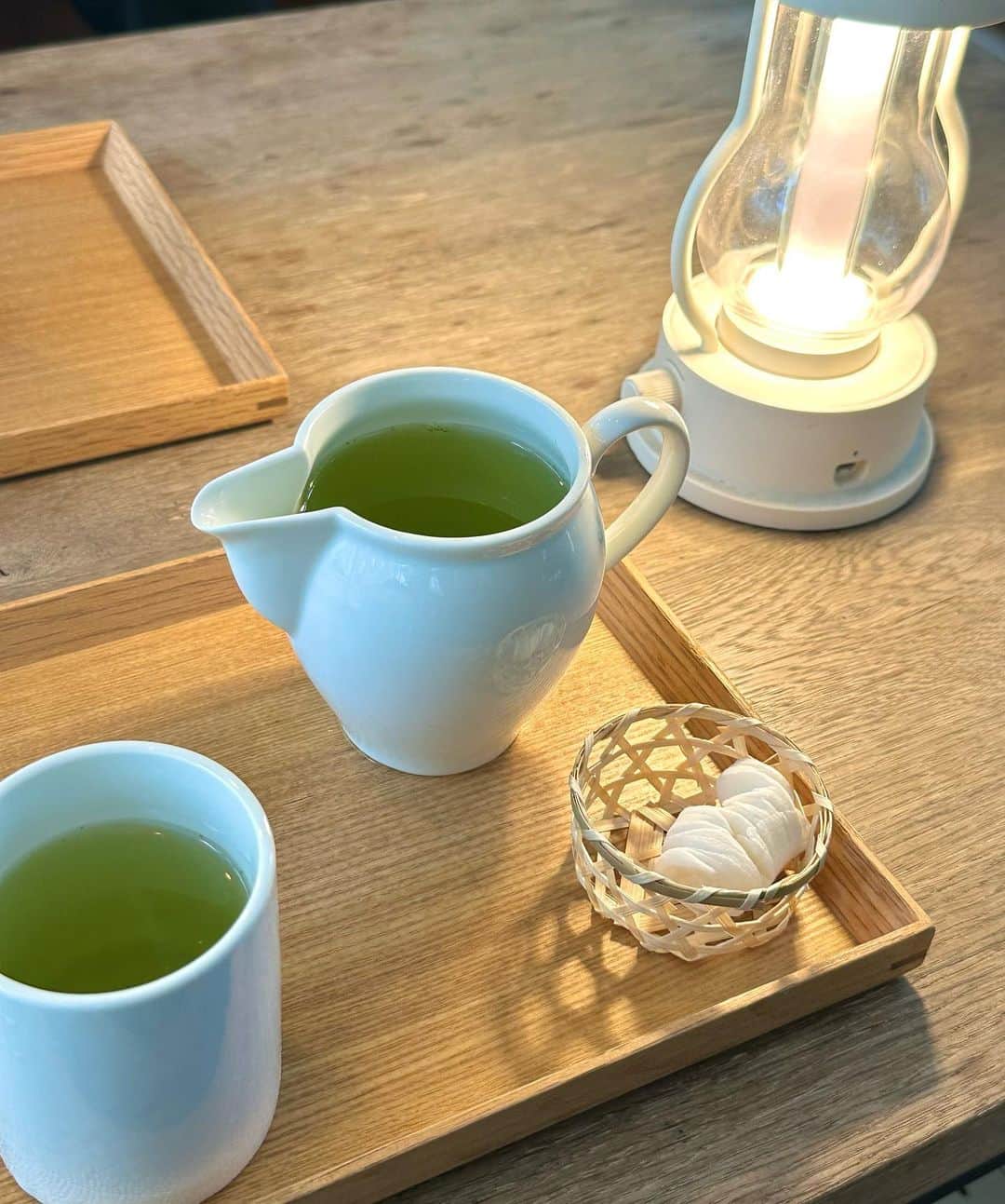 林豆さんのインスタグラム写真 - (林豆Instagram)「日本茶が楽しめるカフェに行ってきました🍵  緑茶の味わいがとても濃厚で、その深みに感動しました。 カフェの中には緑がたくさんあり、都心にいることを忘れてしまうような落ち着いた空間でした。 改めて、日常から離れてリフレッシュすることの大切さを再認識できました☺️ 皆さんは、日本茶を飲んだ事ありますか？🌟 I went to a cafe where you can enjoy Japanese tea 🍵 The taste of the green tea was very rich and I was impressed by its depth! There was so much greenery in the cafe that it was a calm and relaxing space that made me forget that I was in the heart of the city. Once again, I was reminded of the importance of getting away from everyday life and refreshing 🥳 And! Have you ever had Japanese tea? 😆」5月12日 13時09分 - lindow_ozaki