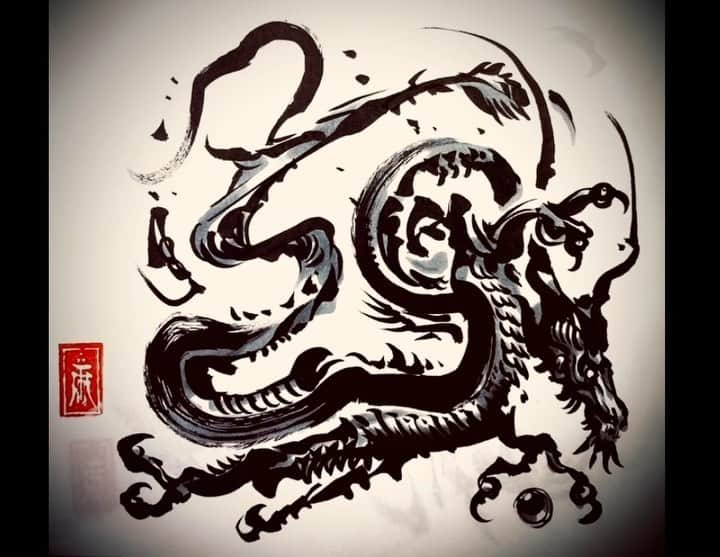 雨宮慶太のインスタグラム：「94。ゆらぐ想竜。念を運ぶ。#動く筆練習 #ライブドローイング　#dragon #monster  #sketch #japan  #creature  #fairy  #drawing  #illustration」