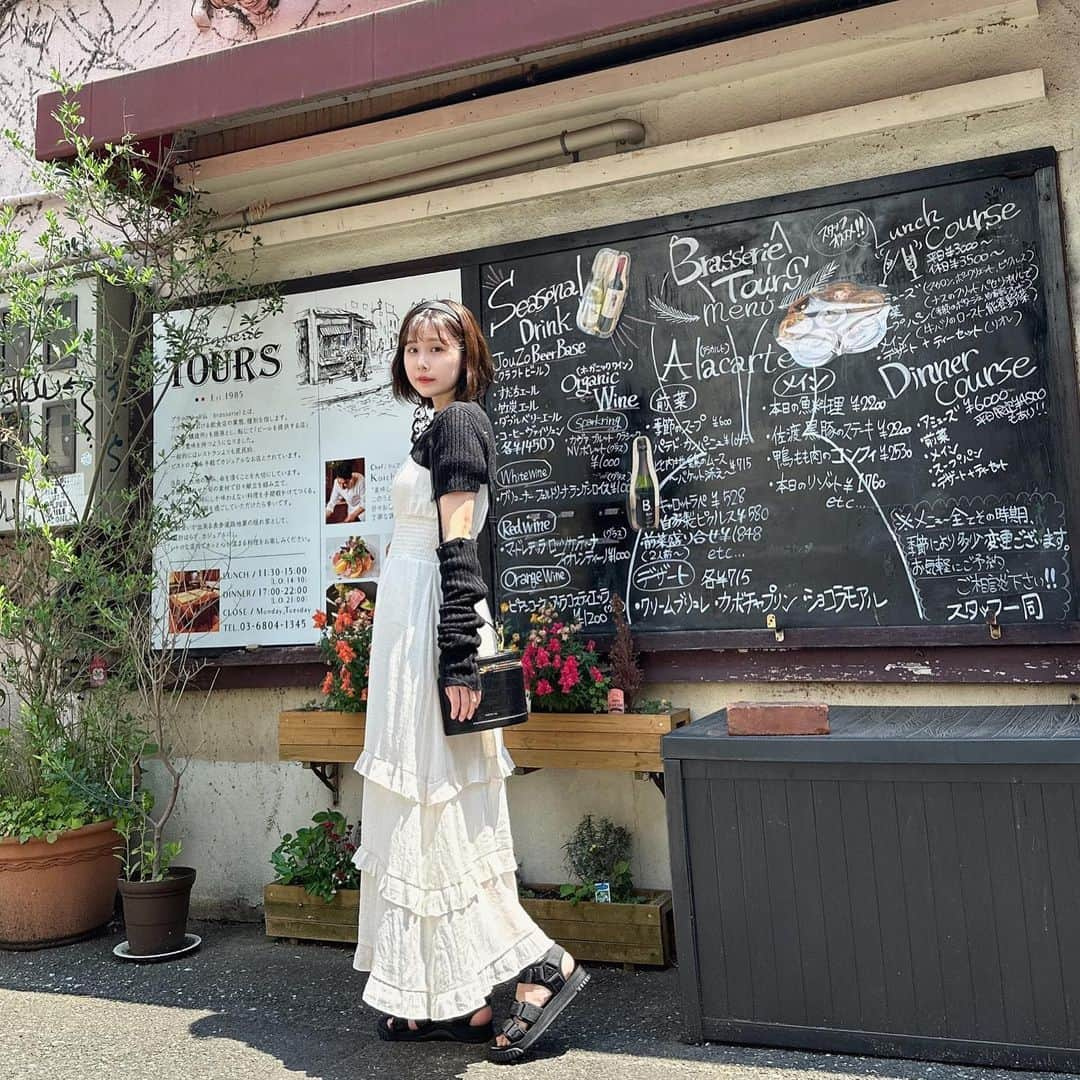 有村藍里さんのインスタグラム写真 - (有村藍里Instagram)「🪐࿐✩.˚ いつのまにやら5月も中旬に。 やっと冬眠から目覚めてきました〜 YouTubeも新しい動画そろそろ出します🪿  coordinate♡ dress : @rosebleue_store knit: @crayme_official bag: @paris64world  現在rose bleueオンラインストアで発売中の、 カラーリリーワンピースのホワイトを着ました🤍 ホワイトは、ラスト数点のみ。 優しい肌触りで着心地もとても良いです。 ウエストを細く見せてくれる ぐるりシャーリングゴムも締め付け感がないようにと 調整していただきました。 毎日着たいくらいラクで可愛いワンピ🫧 @rosebleue_store」5月12日 13時14分 - arimuraairi