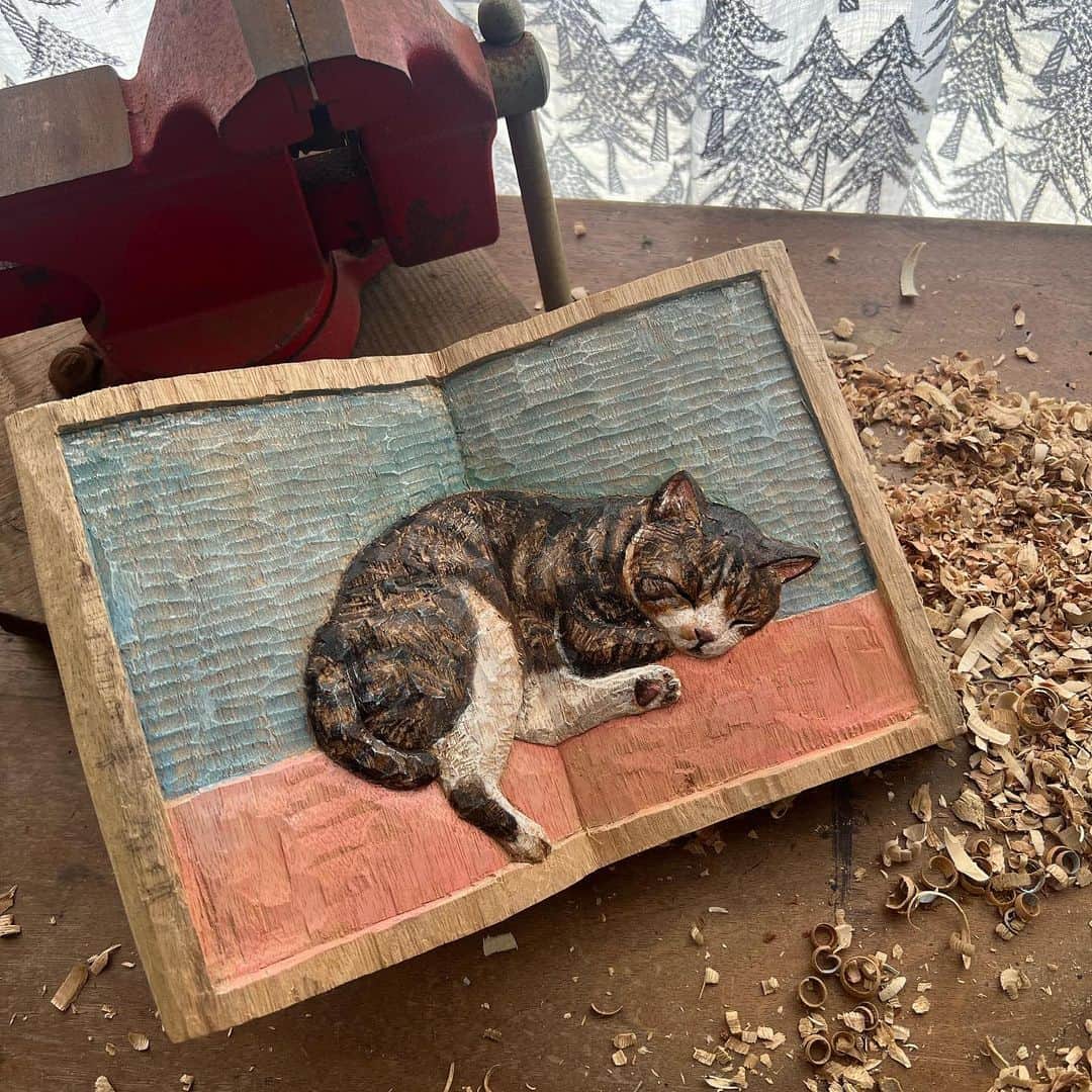 はしもとみおさんのインスタグラム写真 - (はしもとみおInstagram)「絵本を開いたような、 アルバムの想い出の1ページのような木彫りのレリーフ。 レリーフを制作し始めて三年が経ち、立体彫刻とはまた違う味わい深さに制作していて暖かい気持ちになります。 この前棟方志功さんが版を彫っている映像をみましたが、あの気持ちに近いのかもしれません。 本の形をしているのもまた好きな部分で、きっと私は本がものすごく好きなのだなと。  レリーフは天気や風景や、彫刻では表現できないものも表現できるので、そんな世界線や物語も作っていけたらなと思っています。  #woodcarving #woodworking #woodsculpture #sculpture #relief #woodrelief #miohashimoto#animals #animalart #cat#book #bookart」5月12日 13時21分 - hashimotomio
