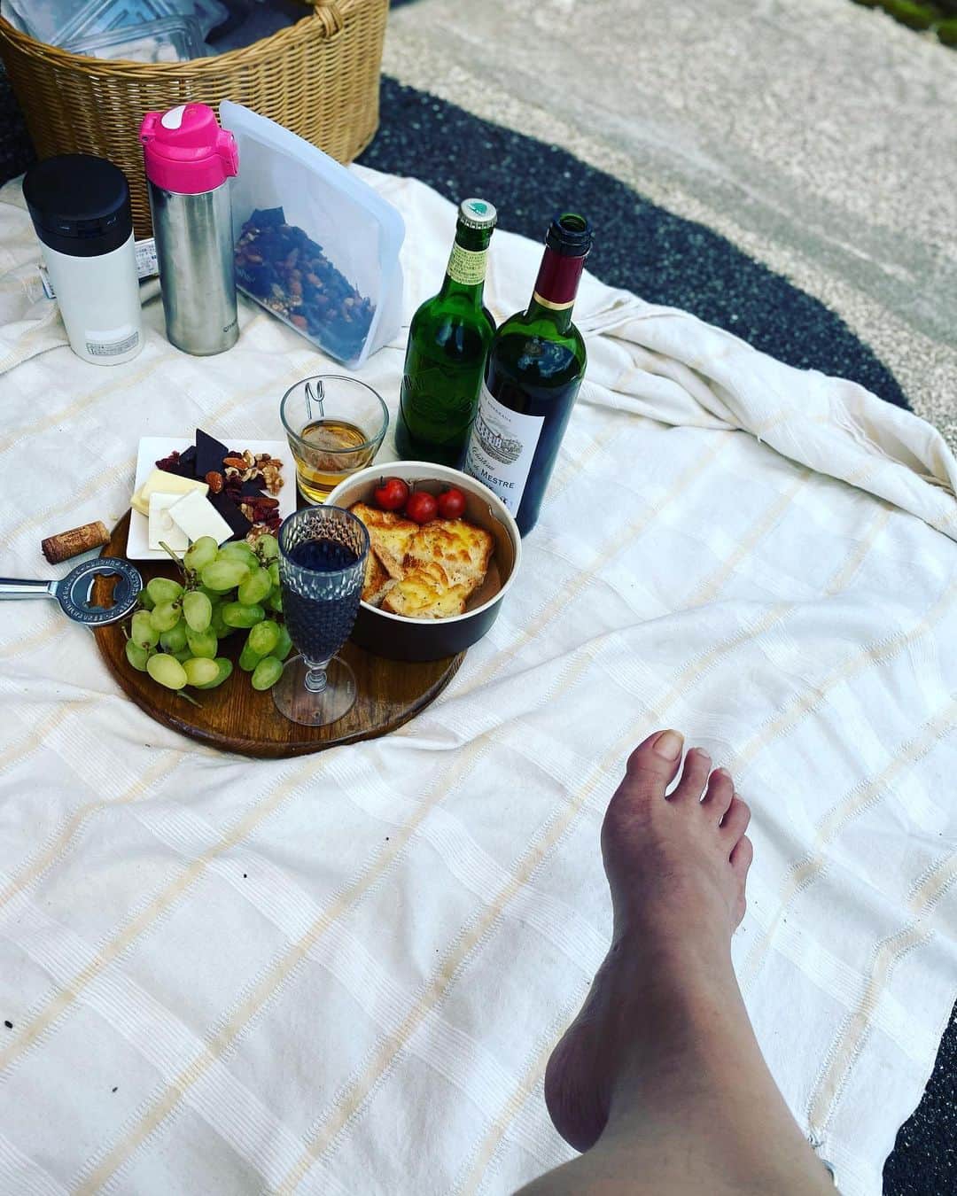 三谷晶子さんのインスタグラム写真 - (三谷晶子Instagram)「先日の5月の屋上ピクニック🧺🍽🍷  #奄美大島」5月12日 13時21分 - akikomitani