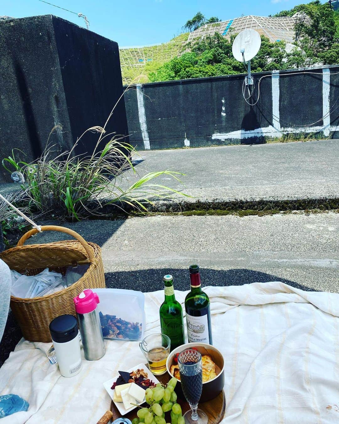 三谷晶子のインスタグラム：「先日の5月の屋上ピクニック🧺🍽🍷  #奄美大島」