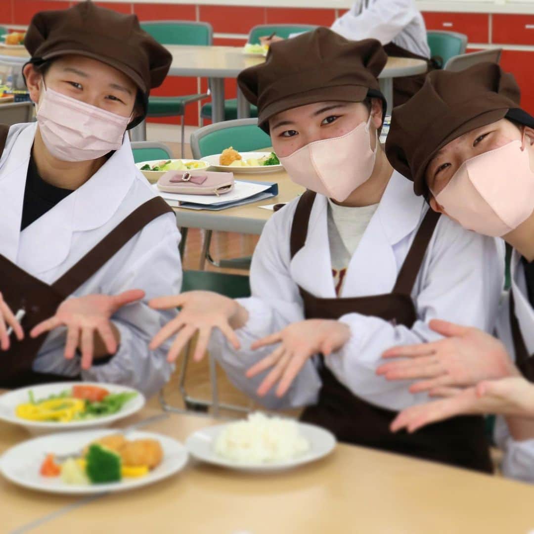 福岡女子短期大学さんのインスタグラム写真 - (福岡女子短期大学Instagram)「💎健康栄養学科 1年生 基礎調理学実習の様子です👩‍🍳 今回は洋食料理カニクリームコロッケを作りました✨✨ 完成した後は皆んなで美味しく頂きました🙏  #福岡女子短期大学 #健康栄養学科 #栄養士の卵 #基礎調理学実習  #カニクリームコロッケ」5月12日 13時34分 - fukuoka_wjc