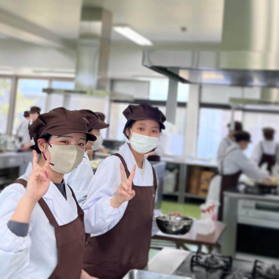 福岡女子短期大学さんのインスタグラム写真 - (福岡女子短期大学Instagram)「💎健康栄養学科 1年生 基礎調理学実習の様子です👩‍🍳 今回は洋食料理カニクリームコロッケを作りました✨✨ 完成した後は皆んなで美味しく頂きました🙏  #福岡女子短期大学 #健康栄養学科 #栄養士の卵 #基礎調理学実習  #カニクリームコロッケ」5月12日 13時34分 - fukuoka_wjc