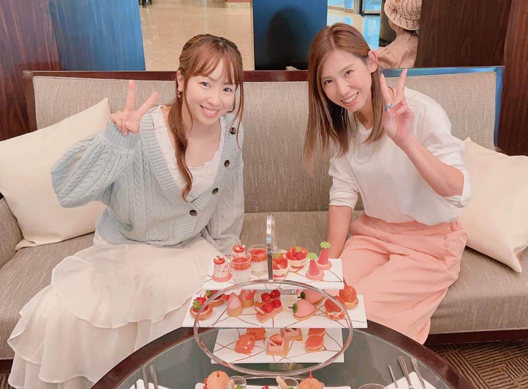 下門美春のインスタグラム：「先週ANAインターコンチネンタルのアフタヌーンティー行ってきたよ🍓👭✨ 合同誕生日会🤤✨🎂 @arisaaaa__0323」