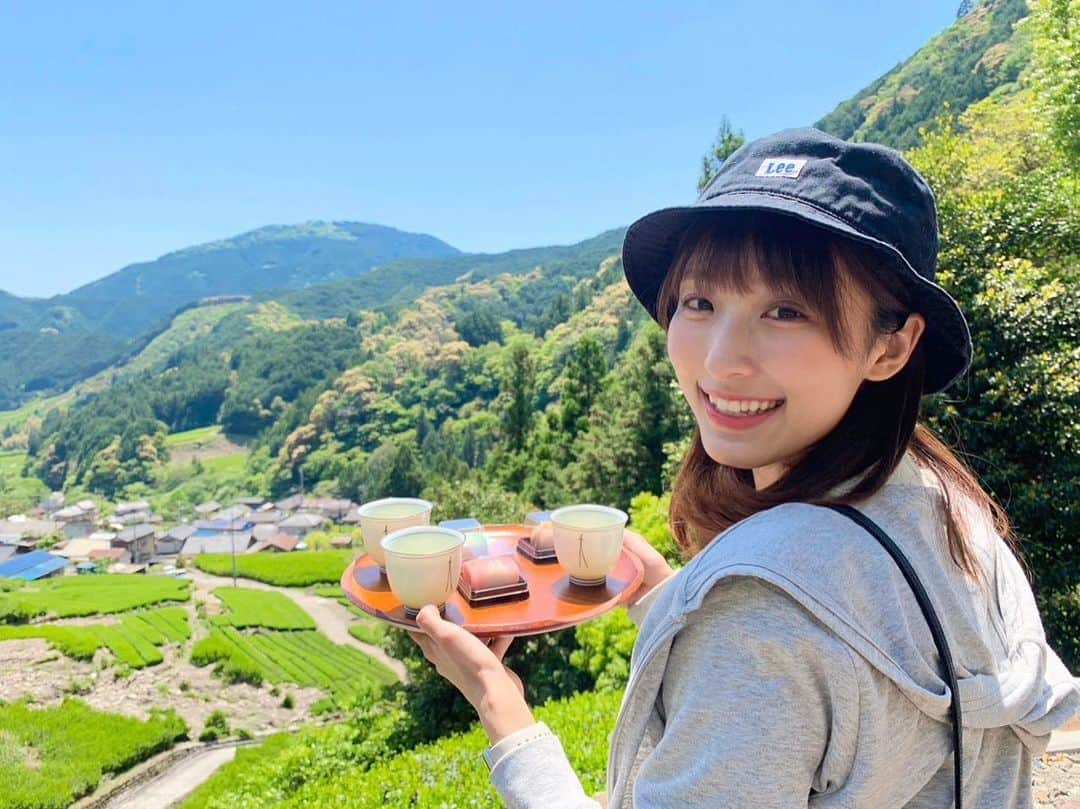 白木愛奈さんのインスタグラム写真 - (白木愛奈Instagram)「お茶摘みをしたあとは… 摘みたての茶葉でお茶を入れて、練り切りと一緒に絶景の中いただきました✨  こどもの日の、こいのぼりのお菓子🎏  番組から繋がる素敵な出会いに本当に本当に感謝です😊😊 ありがとうございます。 また来年茶摘みの季節が楽しみです🍵  #静岡観光 #茶畑 #新茶」5月12日 13時32分 - shiraki_mana