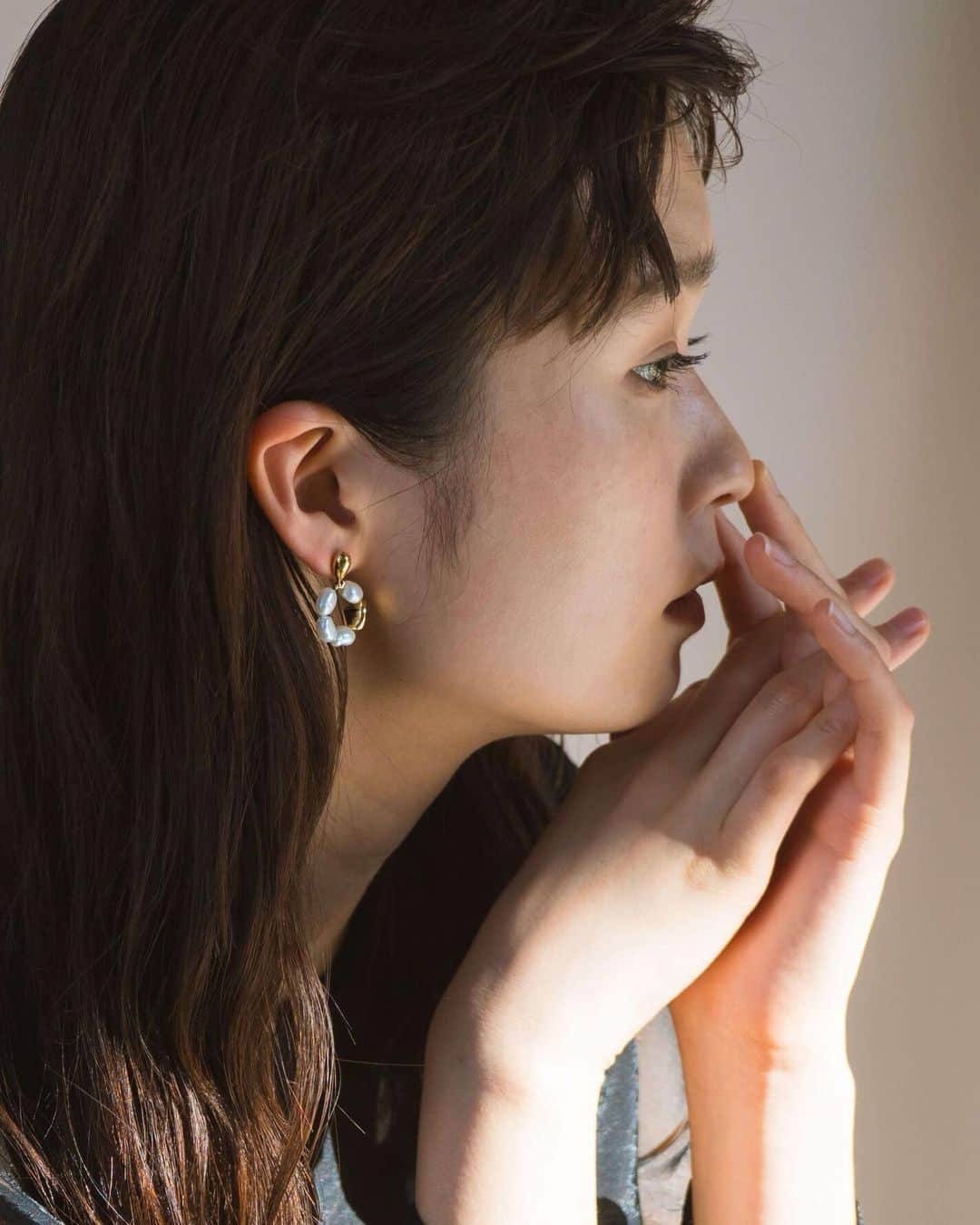 のインスタグラム：「- accessories -  Cinq circle earrings / No.031795 color : gold size : FREE  淡水パールと、異なった数種類のゴールドパーツを組み合わせたピアス🐚🪝 シンプルですが、さりげなく遊び心が効いたアクセントになるピアスです。  #kaene #accessory #partyaccessories」