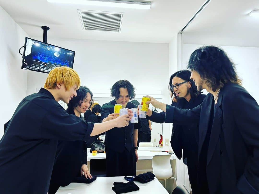 神田雄一朗のインスタグラム：「Purple SkyとYELLOW SKYで乾杯🍻 #ペールエール  #brainchilds」
