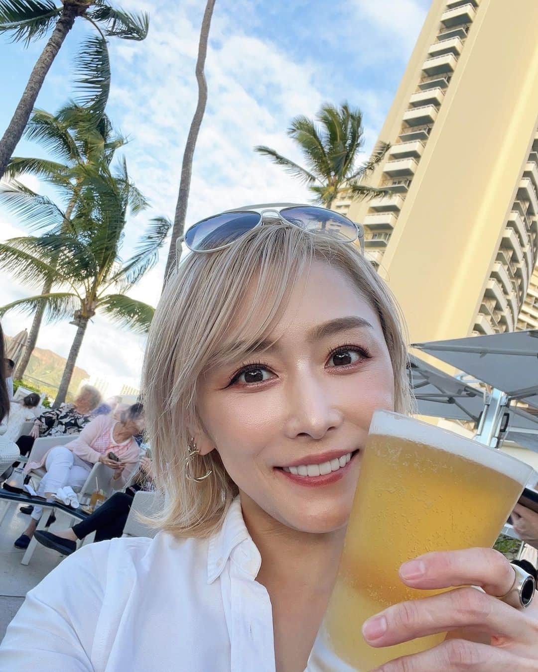 のインスタグラム：「Hawaii思い出投稿🌺 ラスト3dayはお友達は違う所へ行ったので1人cill timeでした✨ たまたま入った海沿いのレストランでポキのおつまみとビール🍺 ハワイアンミュージックライブにフラダンスまで見れてハワイ感を満喫したよ🌺 . Hawaii memory post 🌺 For the last 3 days, my friend went to a different place, so it was a chill time alone✨ I ate poke snacks and beer at a restaurant by the sea by chance 🍺 I enjoyed watching Hawaiian music live and hula dancing 🌺 . #ハワイ #Hawaii #女子旅 #girlstrip  #杏さゆり #SayuriAnzu」