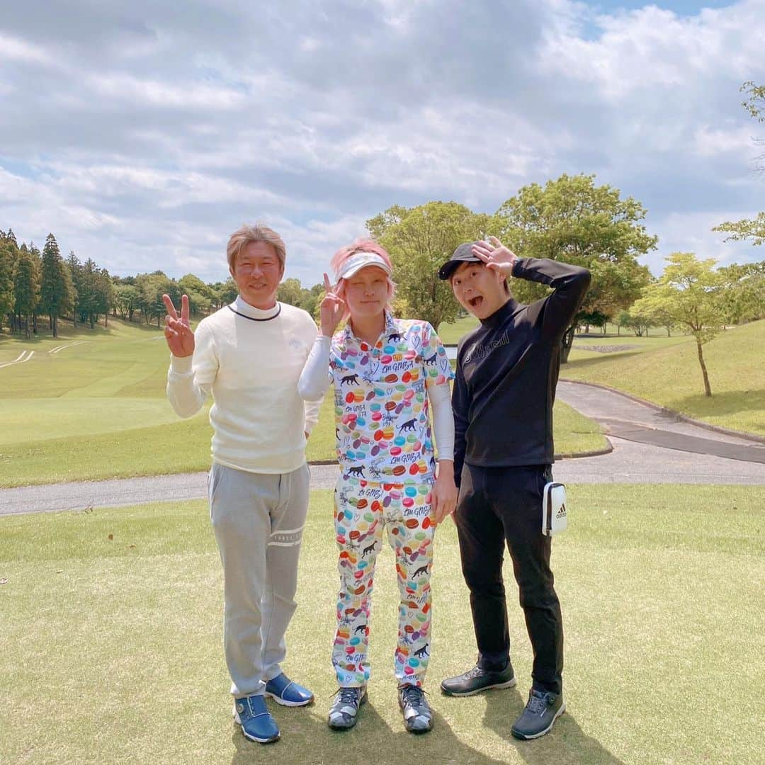 手越祐也のインスタグラム：「今日は最高の天気の中ゴルフしてきたー✌️ バンマスのSinさんとマネージャーの晃希と！ 気温もちょうど良くて気持ちよかったー。 昼には鰻男になってきたぜ。 時間もまだまだ1日あるからトレーニングでもしてワインの勉強しようかなー🍷 今週末から全国ツアー「CHECKMATE」で名古屋→大阪楽しみー！ シンフォニックコンサートを経験したからこそ絶対自分の体に色々な経験や栄養が行き届いてると思うから表現するの楽しみ✌️  #手越祐也  #yuyategoshi  #てごにゃん  #テイッ  #手越祐也オフショット  #ゴルフ  #checkmate」