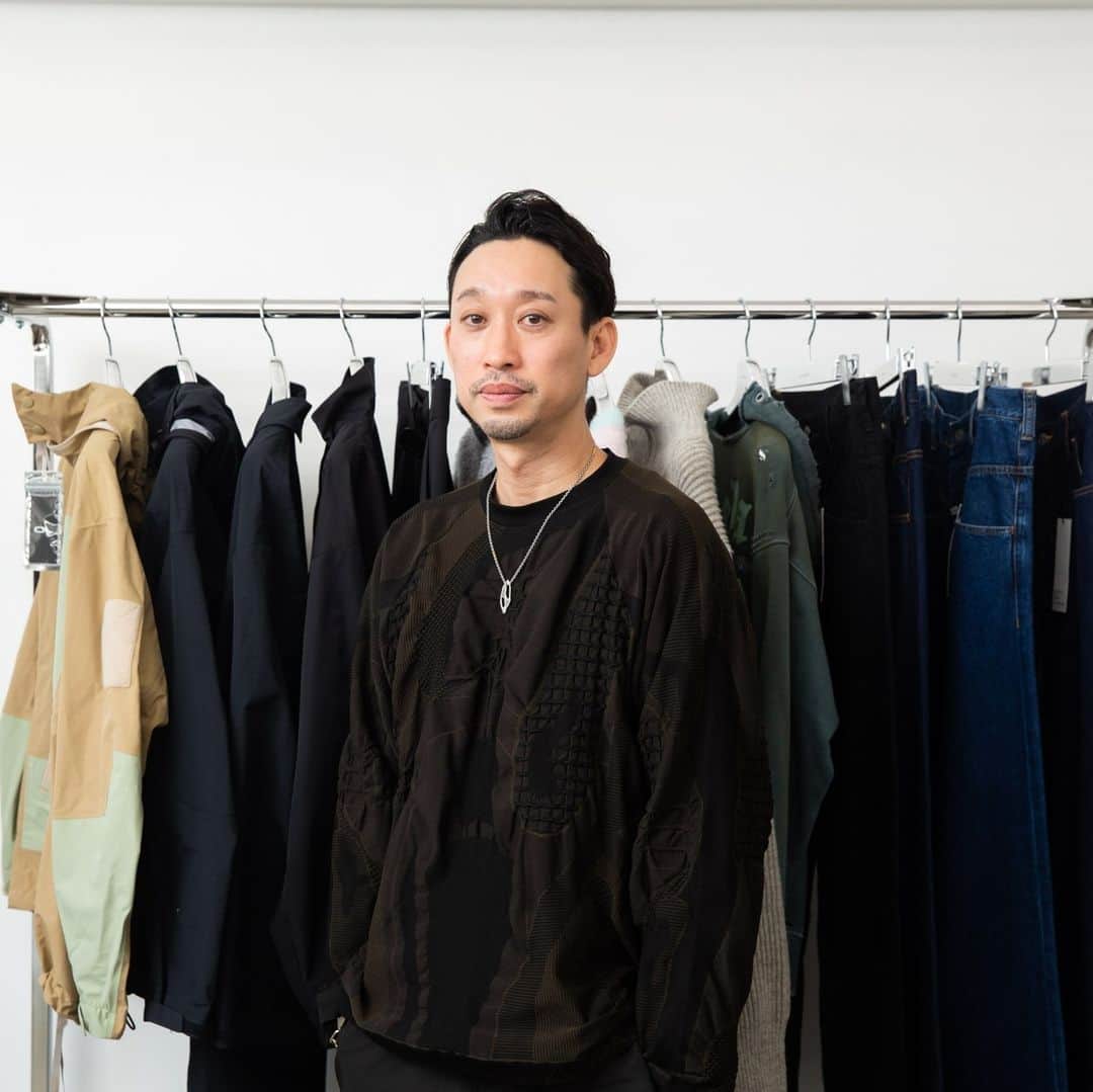 Fashionsnap.comさんのインスタグラム写真 - (Fashionsnap.comInstagram)「【インタビュー】「ジエダ」を手掛けるデザイナー 藤田宏行が、新ブランド「OL」を立ち上げた。2018年に「第5回 TOKYO FASHION AWARD」を受賞した藤田は、2022年7月にデニムブランド「ピースデニム」をスタート。今回新たに始動する「OL」は自身3ブランド目となる。テックウェアブランドであるOLを今始める理由、そして藤田にとっての「創作の果て」とは？⁠ ⁠ 記事全文は @fashionsnapcom プロフィールのリンクから🔗⁠ ⁠ @jieda⁠ ⁠ #ジエダ #jieda #藤田宏行 #テックウェア #ol #新ブランド #peacedenim #インタビュー #fashion #インタビュー_fs」5月12日 14時00分 - fashionsnapcom