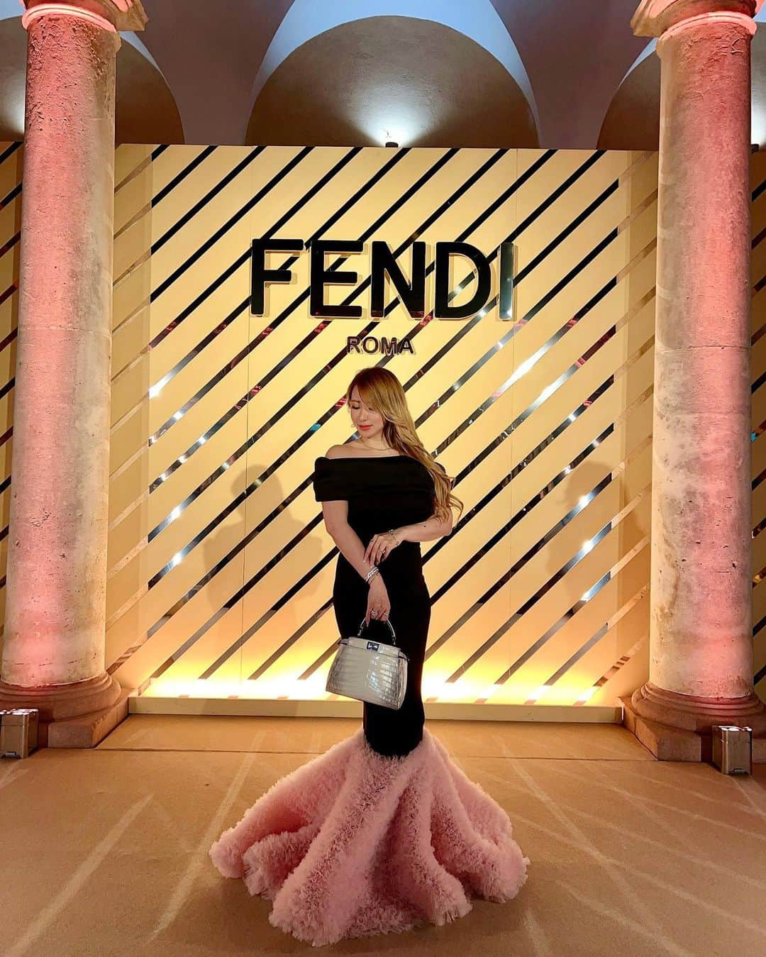 ayuさんのインスタグラム写真 - (ayuInstagram)「Cocktail Party FENDI🍸💛  シチリア島で行われたFENDIの Welcome party 🍸✨ シチリアと言えばレモン🍋 ８枚目の動画にあるレモンの生搾りカクテルは想像以上にフレッシュでした😝 素敵な方々と素敵な時間を過ごせました✨ お昼はお城の中に特別に作られた FENDIの展示会に行きました✨ またその様子も投稿します💛  #fendi」5月12日 14時02分 - ayu888ayu