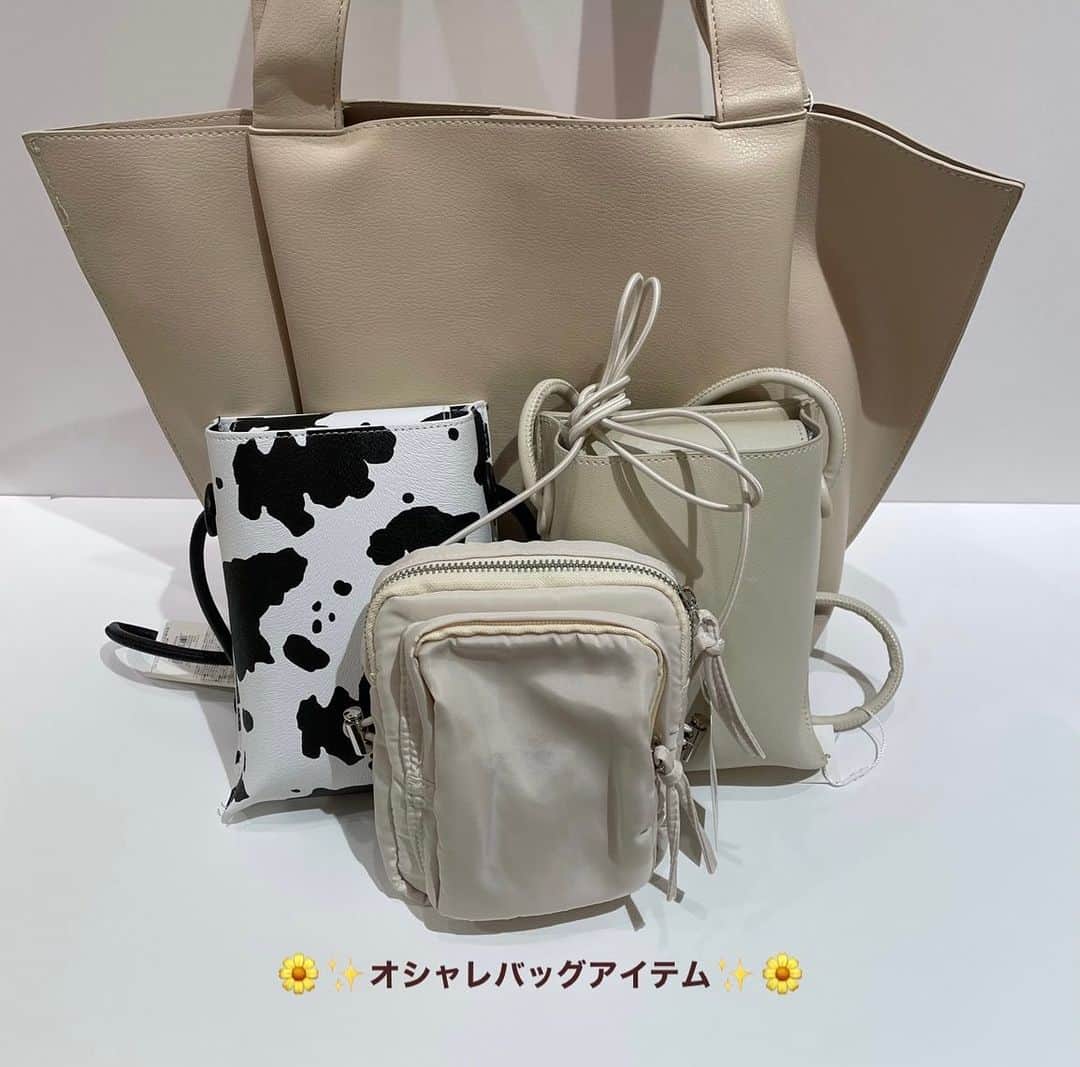 3COINS lN LUMINEのインスタグラム：「こんにちは（＾_＾） 3COINSルミネ荻窪店です🌼  オシャレなバッグアイテムが多数入荷しましたので、ご紹介します！  ・タックトートバッグ  IV BK 縦　31.5cm  横43.5cm  高　11.5cm ¥1200 (税込　1320円)  ・スクエアショルダーバッグ   BK COW BR IV 縦　19.5cm  横　14cm  高　4cm ¥500 (税込  550円)  ・ミニショルダーバッグ  BK IV 縦  18cm  横　13.5cm  高　6.5cm ¥500 (税込  550円)  店舗により在庫が異なります⚠️ ぜひ店頭にお立ち寄りくださいませ  #スリコ　#3coins  #スリーコインズ  #ショルダーバッグ」