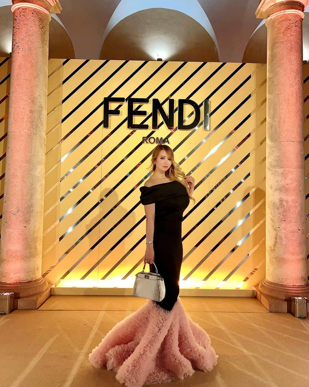 ayuのインスタグラム：「Cocktail Party FENDI🍸💛  シチリア島で行われたFENDIの Welcome party 🍸✨ シチリアと言えばレモン🍋 ８枚目の動画にあるレモンの生搾りカクテルは想像以上にフレッシュでした😝 素敵な方々と素敵な時間を過ごせました✨ お昼はお城の中に特別に作られた FENDIの展示会に行きました✨ またその様子も投稿します💛  #fendi」