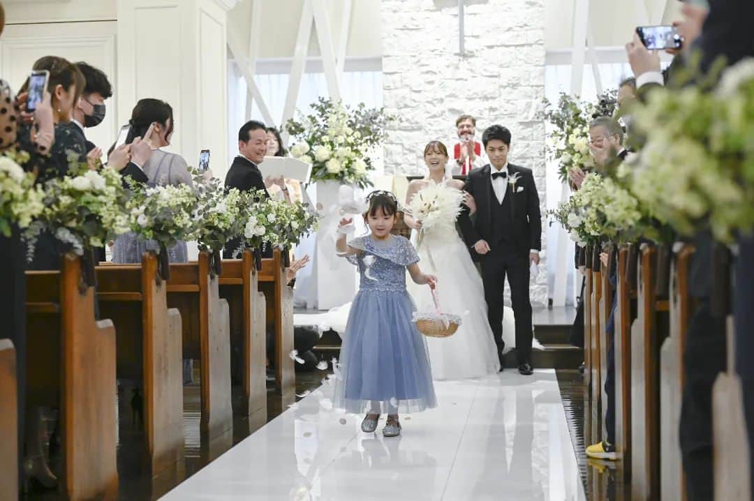 MJQ WEDDINGのインスタグラム：「★★★★★ Flower girl🕊️  花びらをまくことにはバージンロードを清めるという意味があります。 フラワーガールが登場するだけで、会場中が笑顔に包まれるステキな演出です。 花びら以外にもコンフェッティや羽も人気です！  生花と合わせて使用する先輩カップルも🤵👰  #wedowedding #wedding#fivestarwedding #gardenhils#ガーデンヒルズ迎賓館 #完全貸切#ゲストハウスウェディング #結婚式#結婚式場#式場探し#結婚準備 #宮城#仙台#定禅寺通り#仙台花嫁 #プレ花嫁#卒花嫁#卒花 #2023夏婚#2023秋婚 #披露宴会場#パーティ会場 #ゲストテーブル #入籍しました#結婚しました」