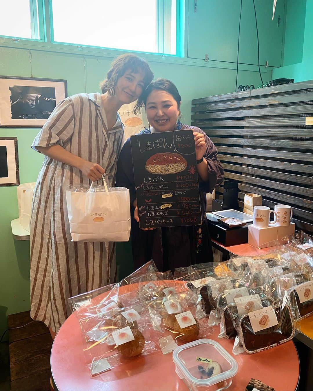 片桐ゆたかさんのインスタグラム写真 - (片桐ゆたかInstagram)「@_shimapan 🥖  事前予約分はすぐに締め切りとなり 当日分もオープンしてから短時間で売れる 大人気パン屋さんに🤩  息子が産まれたあと @hm.mayumi_shimada が 少しでも安全に安心して食べられるパンをと 作ってきてくれた愛情たっぷりのパン❤️‍🔥❤️‍🔥❤️‍🔥  小学生の男の子が"しまぱんください"って買いに来てるのを 目の当たりにしてすごく感慨深くて感動したなあ🥹 次回も行きたいなあ🍀  👗 @superiorcloset_ined_official  👞 @georgecoxfootwear   #しまぱん#フォカッチャ #シフクユタカ#片桐ゆたか #shimapan#yutakakatagiri  #superiorcloset #onepiece #georgecox #shoes」5月12日 14時06分 - yutaka_katagiri