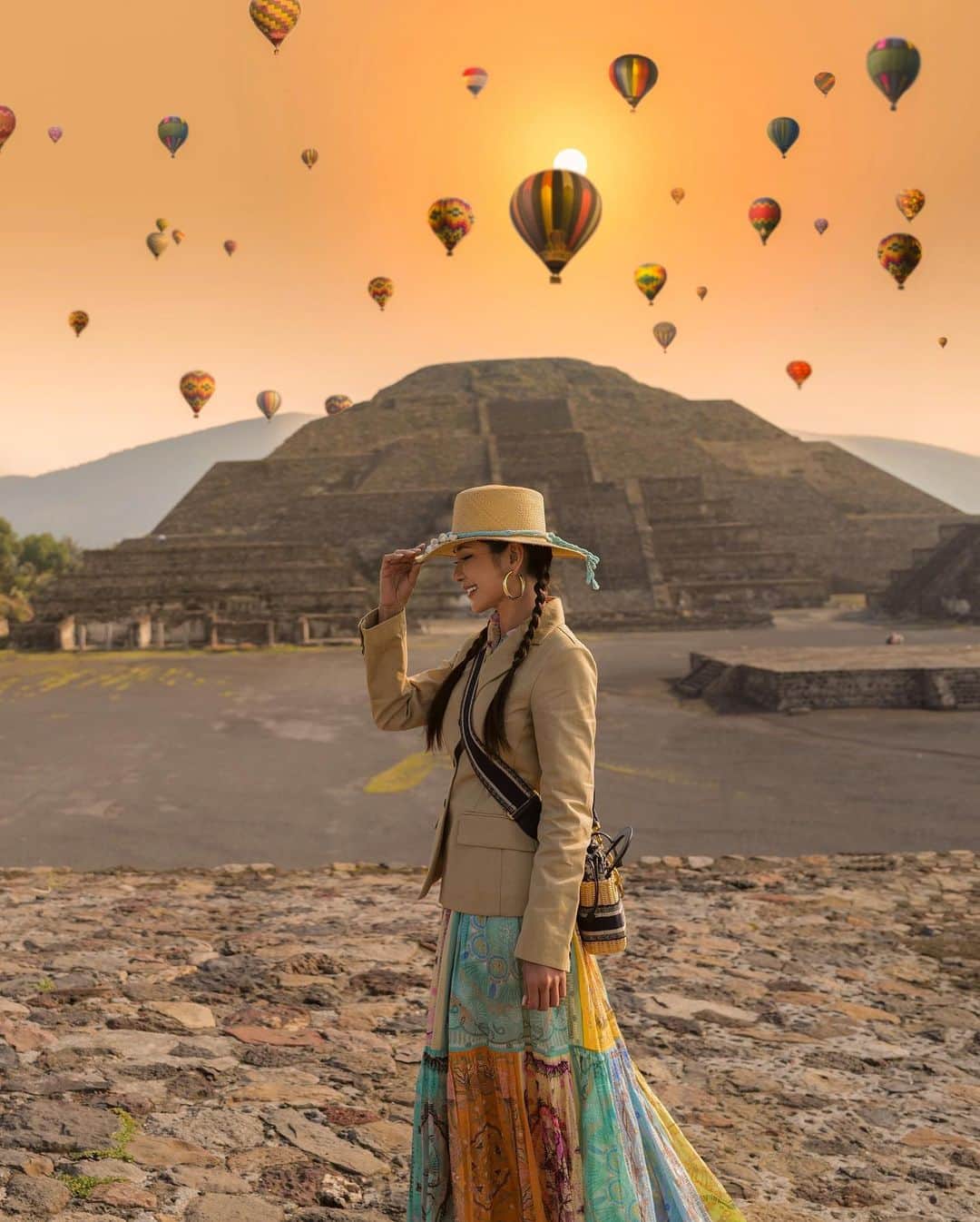 ジェイミー・チュアのインスタグラム：「✨Magical moments exploring the history of lost civilisation at the Aztec Pyramids of the Moon in Teotihuacan.」