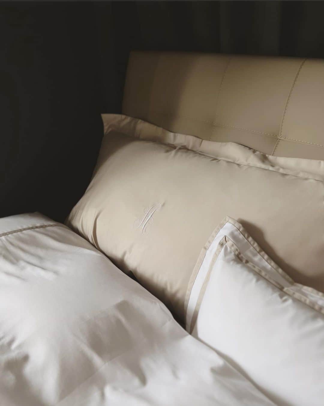 若尾綾香さんのインスタグラム写真 - (若尾綾香Instagram)「☆ @hotellikeinterior で寝具揃えたよ🛌🫧 サンドベージュがおしゃれでかわいい！ 猫が私の枕で一緒に寝るから枕は基本大きいの必須で。 #hotellikeinterior  は大きいサイズ用の オシャレな枕カバーあるのが嬉しい🐈💛 𝓐のイニシャルも入れてもらったよ！ DIY中でまだまだ揃ってないから 一部分だけ♡ インテリア類はこれから集めていきたいな。  #寝具#枕カバー#ベッド#布団カバー #bed#bedroom#DIY#モダンインテリア」5月12日 14時13分 - ayaka_wakao