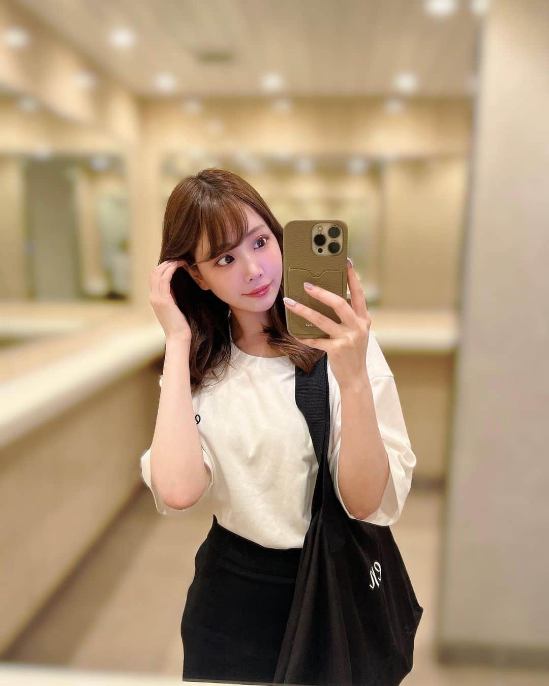 のインスタグラム：「@zumi_meshi  @yuto_koizumi.40 のブランド @en.s.life_ のTシャツとトートバッグ👚👜  メンズもレディースも使えるシンプルなユニセックスデザインだよ🤍  Tシャツの袖長めだから日焼け対策にもなるし、トートは紐が太めだから肩に食い込まなくて重い荷物入れても疲れにくい✨  ゆうとくんのこだわりが詰まったアイテムぜひみんなもチェックしてみてねん✌️ @en.s.life_   162cmSサイズ着用です🦄  #Tシャツコーデ#カジュアルコーデ#ootd#白T#ユニセックス」