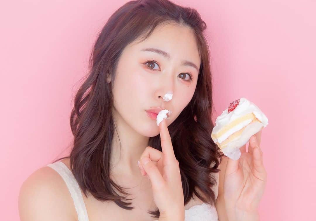 三輪晴香さんのインスタグラム写真 - (三輪晴香Instagram)「. . 🍰💋  あざと写真見たいとリクエストいただいてたので💜 カレンダー写真で使われていなかった写真も何枚か🤫📸  どれが好き？？  #あざとい系女子 #あざとくて何が悪いの #ピンクメイク #あざとメイク」5月12日 14時17分 - miwamiwa4010