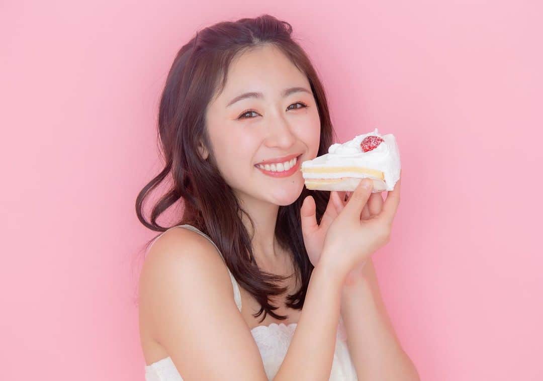 三輪晴香さんのインスタグラム写真 - (三輪晴香Instagram)「. . 🍰💋  あざと写真見たいとリクエストいただいてたので💜 カレンダー写真で使われていなかった写真も何枚か🤫📸  どれが好き？？  #あざとい系女子 #あざとくて何が悪いの #ピンクメイク #あざとメイク」5月12日 14時17分 - miwamiwa4010