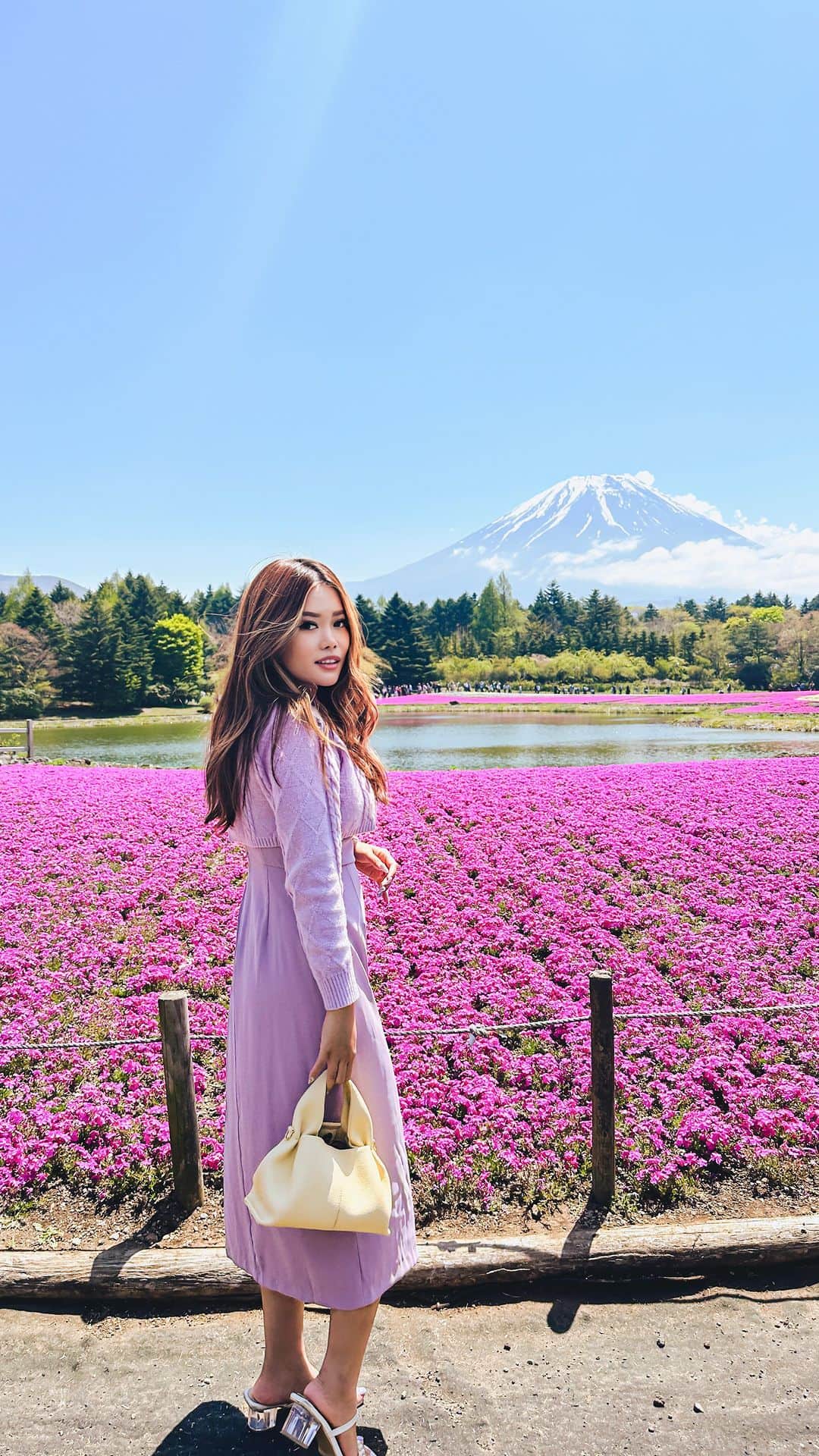 Stella Leeのインスタグラム：「Do you know that I lead completely 2 different lives?  1. When Traveling I go out everyday, experience the world and immerse in the culture as much as I can. I explore new places and revisit old places. Especially in Tokyo, my time is never enough to meet all of my friends  2. When in Jakarta I shut myself at home and be a Cici Rumah Tangga. Cook my own food, watch Netflix, and read books. I become an urban legend Pokemon that you never see 🤪  As confusing as it is, I really enjoy to live in 2 characters life Which one are you? 🤫」