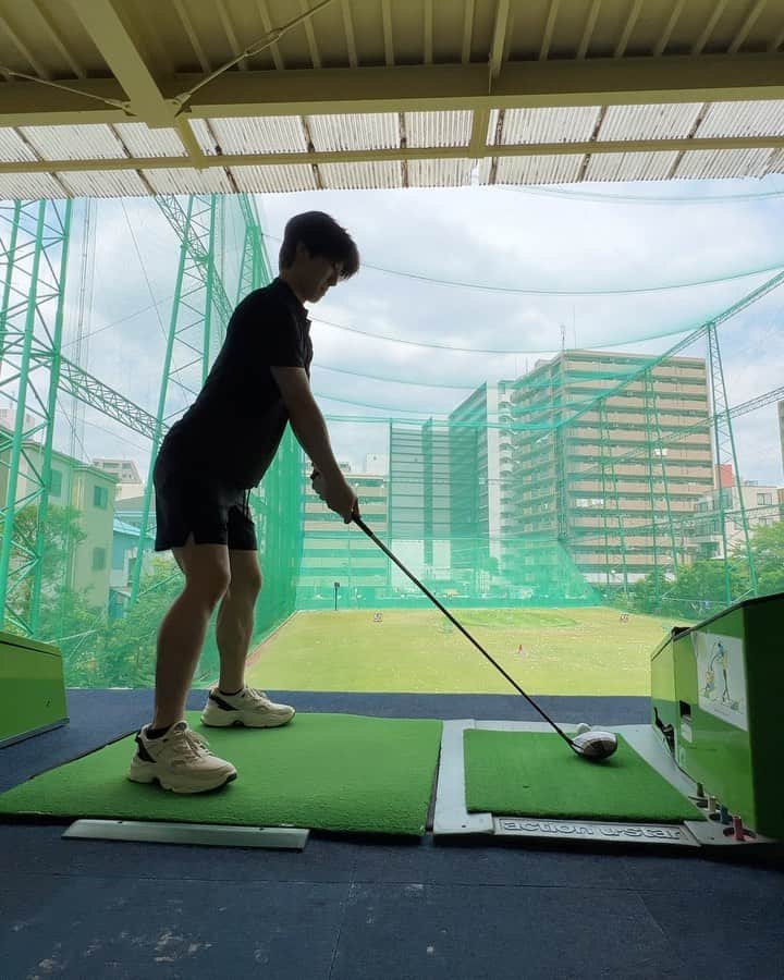 Rintarou Asari 浅利 琳太郎のインスタグラム：「絶不調だった日、、、 でも新しいゴルフウェア @pacific_golfclub で気分はアップです😎😎 ププがお出かけリュックと勘違いしてて可愛かった🐕」