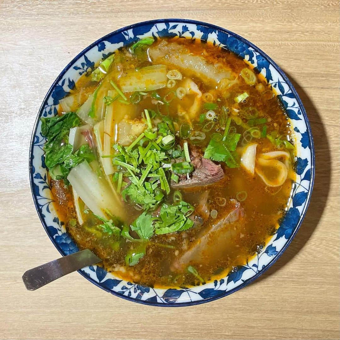 本秀康さんのインスタグラム写真 - (本秀康Instagram)「台湾で食べたもの。ネットで調べまくって見当つけたやつを、ほぼ制覇できたかな？鼎泰豐は村上隆さんに奢っていただいた(2回も！)。本場の鼎泰豐はこんなに美味いのか！他とは桁外れでした。デカい鶏の唐揚げを食べに1人寂しく夜市にも出かけました。」5月12日 14時23分 - hideyasu_moto