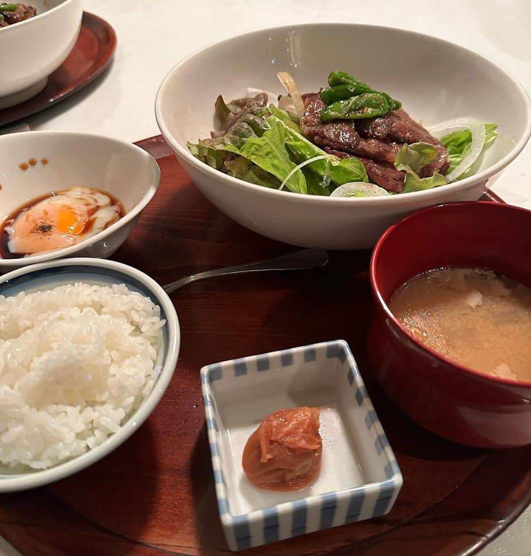 のインスタグラム：「関西のグルメ人から、この店が洋食ならオススメと言われ、ランチ訪問。色々メニューがあって迷ったが、どれも美味しそう😋夜、1人でも行けそう。ランチタイム、超満席でした！  #大阪グルメ  #南船場グルメ  #洋食  #レトロな雰囲気  #名店  #予約必須」