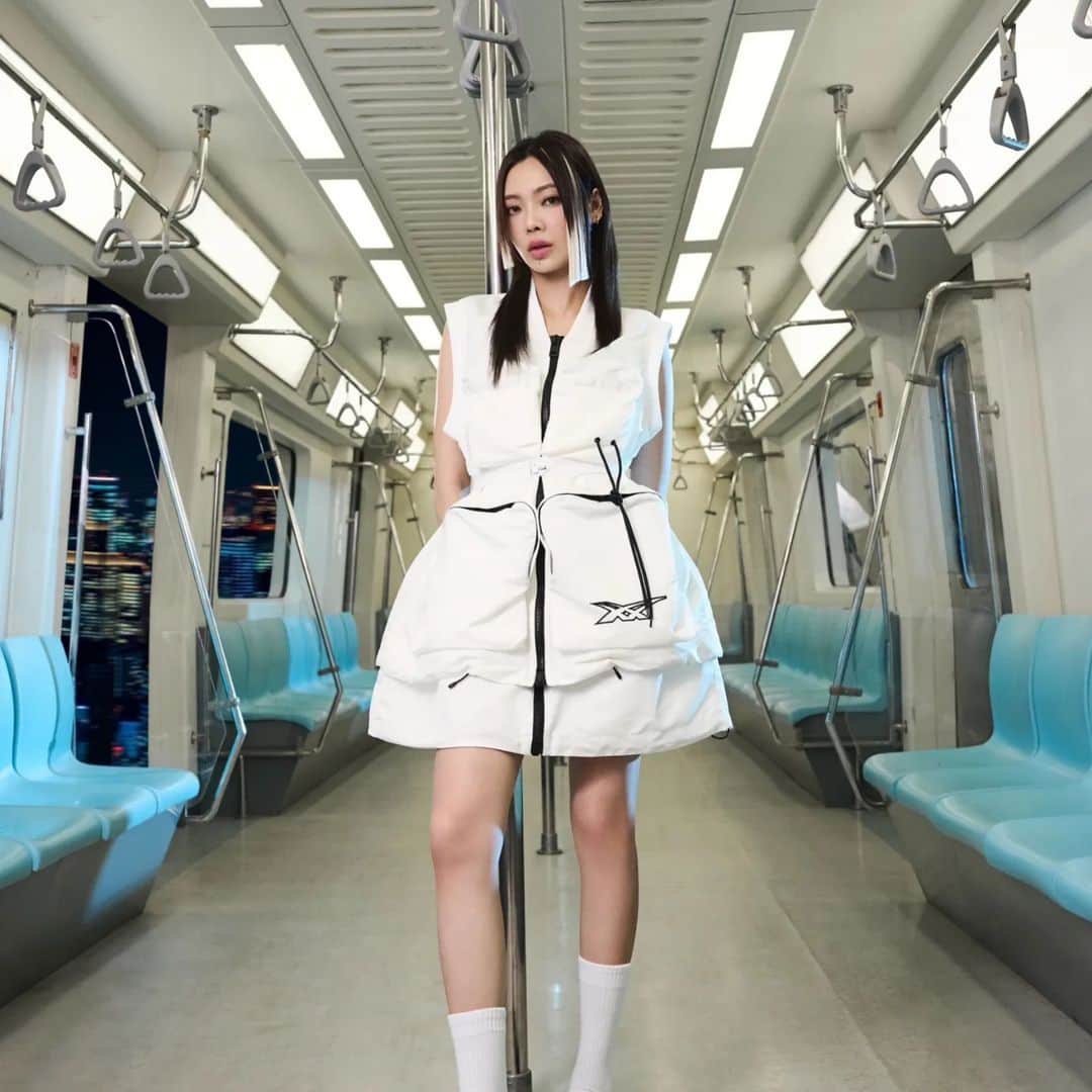 CeCi Thailandのインスタグラム：「@jjaokhun ควงคู่ @manasaproyy อวดลุคสุดคูลจาก Onitsuka Tiger SS23 ที่ครั้งนี้ อันเดรีย ปอมปิลิโอ ยกระดับจิตวิญญาณสปอร์ตตี้ของแบรนด์และก้าวข้ามขอบเขต โดยตีความใหม่ให้มีความเป็นเรดี้ทูแวร์เข้ากับการใช้ชีวิตในมหานคร ด้วยซิลูเอตที่พลิ้วไหวแต่มีความกระฉับกระเฉง ผสานด้วยดีเทลต่างๆ ซึ่งเปลี่ยนเสื้อผ้าธรรมดาให้กลายเป็นงานดีไซน์ล้ำ นำเสนอมาในโทนสีขาวและสีดำเป็นหลัก สอดแทรกด้วยสีเหลืองและสีเขียวชิโซะ  มาพร้อมกับอีกหนึ่งไอเทมมาแรงประจำซีซั่นอย่าง TIGER SETTA NM รองเท้าสไตล์มินิมอลในไลน์ Nippon Made ที่ยังคงดีไซน์ดั้งเดิมตามแบบรองเท้าเซตตะ   คอลเล็กชั่น SS23 พร้อมวางจำหน่ายแล้ววันนี้ ที่ร้านโอนิซึกะ ไทเกอร์ สาขาสยามสแควร์วัน และบนเว็บไซต์อีคอมเมิร์ซ https://www.onitsukatiger.com/th/th-th/  @onitsukatigerofficial @onitsukatigerth #OnitsukaTiger #DPromptCommunication」