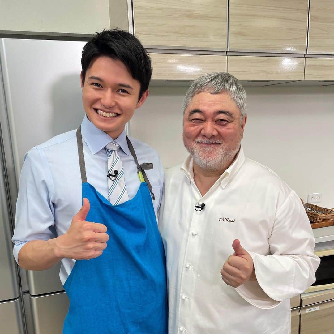 高柳光希のインスタグラム：「. 今夜の20:57からの金スマで フレンチの巨匠である三國清三シェフの お手伝いをしております🍳  食卓に並ぶ料理がワンランクアップする レシピを教えていただきました🤩  料理はもちろんですが 三國シェフの人生や朗らかなお人柄からは 学ぶことばかりでした📖  ぜひご覧ください！！  #金スマ #三國清三 シェフ」