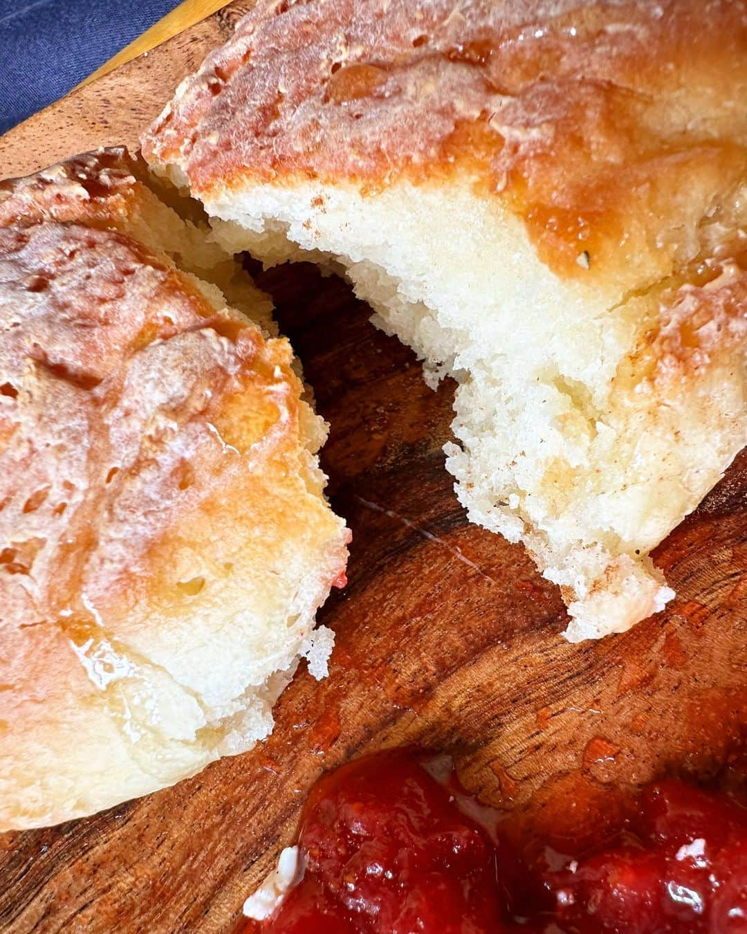 ミラクルひかるのインスタグラム：「毎朝食べてる☀️🍞自家製🍞 　今回はなかなか飽きない。 ジャムにoilと塩とシナモンを入れると美味しいよ🩵」