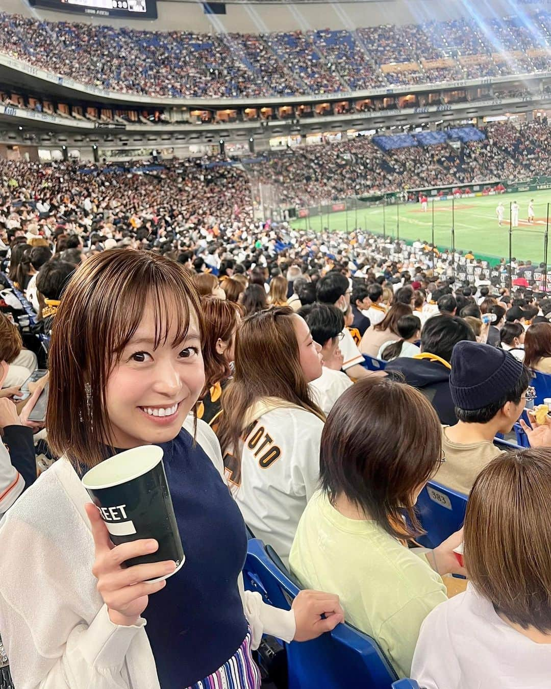 菊池良子さんのインスタグラム写真 - (菊池良子Instagram)「今シーズン初の野球観戦⚾️ ・ ・ WBCで大活躍した岡本選手が今シーズンはファーストで頑張っています☺️ ・ ・ 私は野球のスコアが書ける＆ウグイス嬢の経験あり＆野球部のマネージャーだったぐらい野球が好きなんですが、そこまで好きじゃなくても野球の生観戦は楽しめます✨✨ ・ ・ 例えば、この日でしたら紅白にも出場したBE：FIRSTの歌の披露と始球式がありました🎤 ・ ・ またグルメとお酒も充実していて、巨大スクリーンを使った演出も魅力の一つです✨✨ ・ ・ ルールが分からなくても一緒に手拍子をしたり声出しをしたり雰囲気で楽しめます☺️✨✨ ・ ・ チケットのお値段も様々です！ 是非皆さんも球場へgo⚾️ ・ ・ #野球　#野球観戦　#巨人　#ジャイアンツ　#東京ドーム　#原監督　#巨人戦　#befirst #フリーアナウンサー #選手の応援の踊り #全員分できます #野球観戦を楽しもう #スポーツ観戦を楽しもう」5月12日 19時59分 - kikuryo627happy