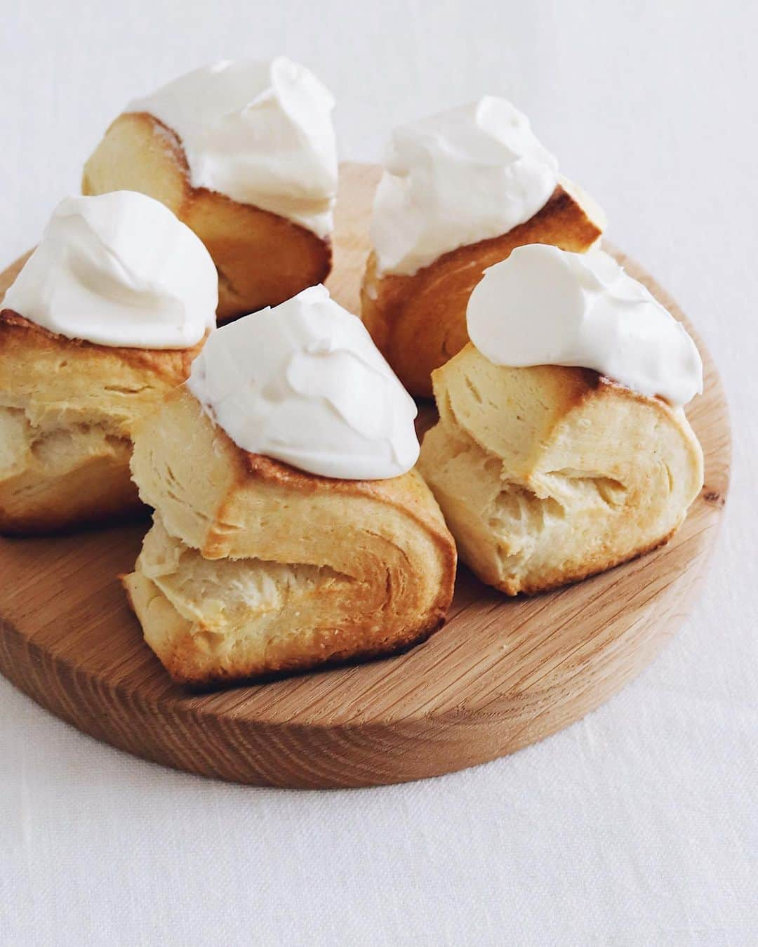 樋口正樹さんのインスタグラム写真 - (樋口正樹Instagram)「Fujisco scone 🗻 . １５時のおやつに作って 食べたおいしいスコーン、 ＆目線くれないボナさん🤗 . 雑誌風にしてはみたけど 意味はなく、記念として。 #うちの子記念日  . 今回のスコーンレシピは 「フジスコ」って名前の harunaさんのレシピです。 お勧め👉 @_chibitaco_ . 生地の感じはほぼ成功◎、 生クリームはちと緩め△、 でもめちゃおいしかった！ この週末もう１回作ろっ😋 . . . #フジスコ #スコーン #自家製スコーン #ブリショ #おやつの時間 #おうちカフェ #ボナペティ #scone #scones #sconesofinstagram #bonappetit」5月12日 19時54分 - higuccini