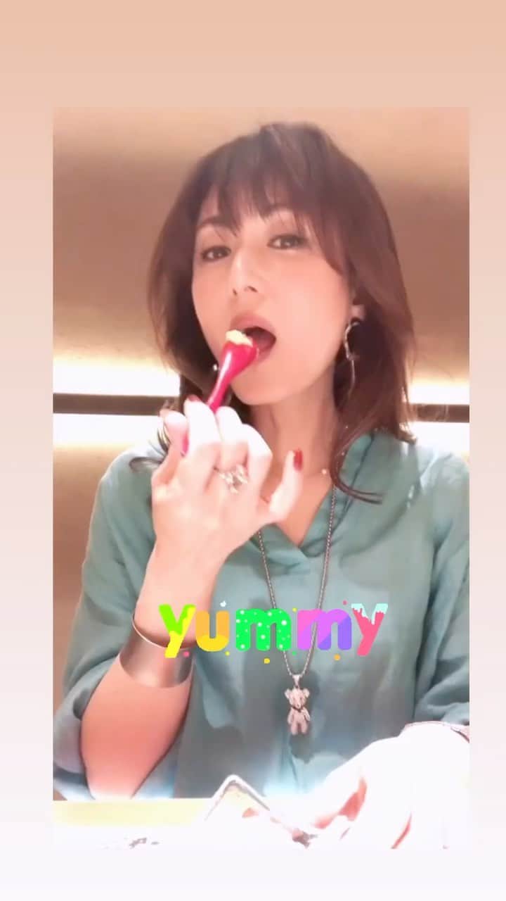 Yuuのインスタグラム：「お疲れ様です✨  全国あちらこちらで起きた 地震・豪雨・落雷、、、、。 災害に遭われた皆様が この週末はゆっくりと過ごせます様に💖  さて、大阪は雨の週末になりそうです 今週は家の片付けで忙しくしていたので のんびり過ごしたいと思います🍀  #寄せ集め #動画 #シャーベット  🦋悠々凜々🦋  #笑うかどには福来たる #around50 #今日1日を大切に　 #アラフィフ　 #大人女子 #セルフィー #smile  #selfy   いつも沢山の👍いいね📝&コメント 本当にありがとうございます  とても癒されてます💓」