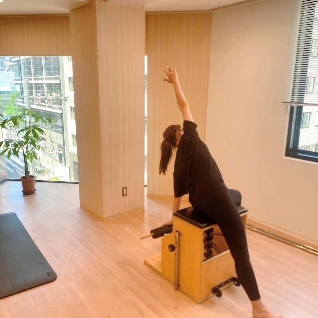 澤野井香里のインスタグラム：「ピラティスDay🤸‍♀️ 本町のセントレジスからすぐのスタジオ【VITARISE】で＾＾✨ @pilatesstudio_vitarise   爽やかな先生がマンツーマンで丁寧に個人レッスンしてくださって、筋肉の使い方やホームケアの仕方まで学べて👏  マシンを効率よく使って普段使わない所を伸ばせてすごく気持ちよくてスッキリ〜😌👍  ストレッチポールに寝転んで、肩甲骨を掴んでコロコロするだけでも背中に効くょ💡  清潔感あるスタジオでアクセスも良くて、また大阪に来た時に寄ってみよう😉  体験レッスンはコチラ＾＾🔻  📍【VITARISE 大阪本町ピラティススタジオ】 大阪市中央区安土町３丁目３−５ イケガミビル 4階 ☎︎0662101517  #ks_23✨  #ks_osaka✨ #大阪 #本町 #ピラティス #VITARISE #ピラティススタジオ #ピラティス女子」
