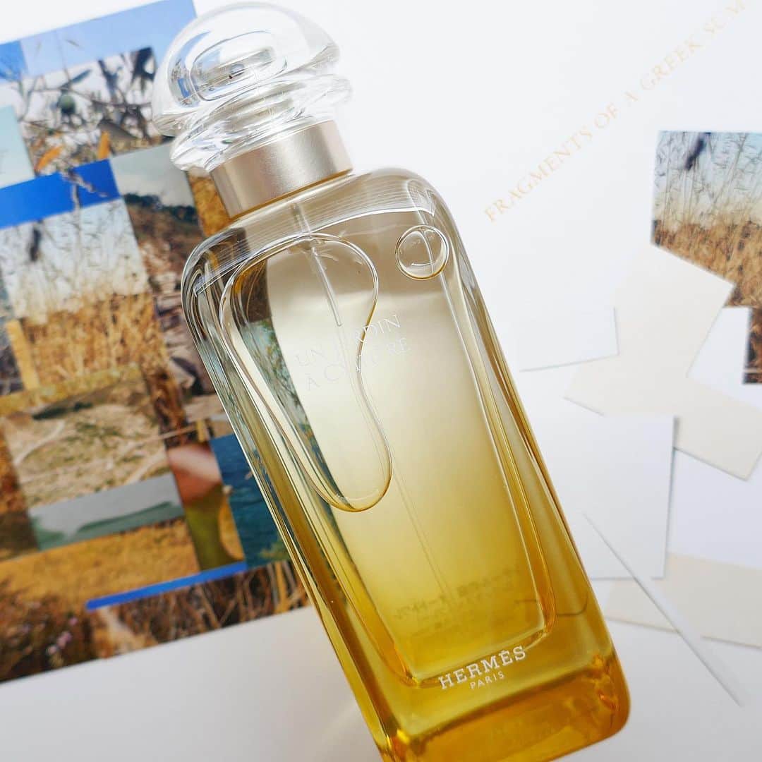 美的 Biteki's official Instagram! さんのインスタグラム写真 - (美的 Biteki's official Instagram! Instagram)「エルメスの“庭園のフレグランスレクション”7作目となる「シテールの庭」が登場！ 今回の香りは、エルメスの香水クリエーション・ディレクター クリスティーヌ・ナジェルが、初めて旅したギリシャのシテール島に思いを馳せ、インスパイア。香りへの私的な創造に励み、抽出されたエッセンスとしては存在し得ない、金色に輝く黄金の草原やオリーブの木、みずみずしいピスタチオが呼び起こす感覚を懸命に探し、フレグランスに仕上げられています。 おしゃれなボトルデザインも要チェック。 これからの季節にもぴったりな香り、ぜひお見逃しなく♪   【商品情報】 エルメス シテールの庭 オードトワレ 30ml ￥9,460／50ml ￥13,970／100ml ￥19,850／15ml×4本セット ￥18,040（税込）※発売中 #エルメス#Hermès#フレグランス#香水#オードトワレ#香水大好き#新作コスメ#luxury#fragrance#bitekicom#HERMESBEAUTY」5月12日 14時35分 - bitekicom
