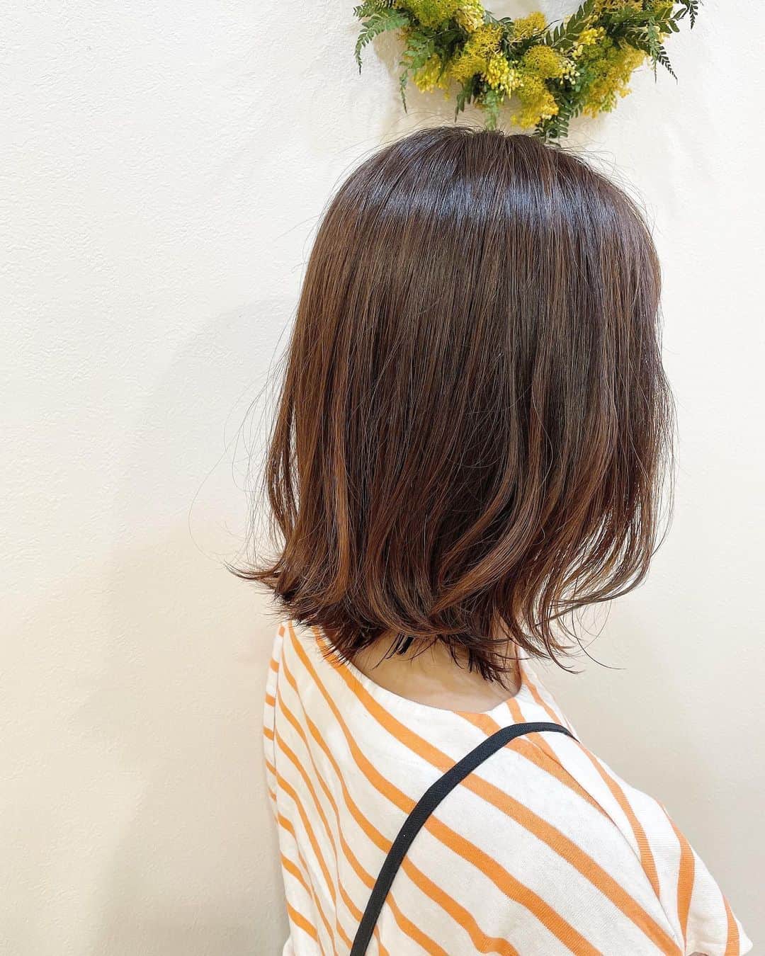 西本香澄さんのインスタグラム写真 - (西本香澄Instagram)「#セミディ #セミボブ 動きがあって可愛いスタイル🌸🌸 コテは簡単でいいです🎉🎉 めちゃくちゃ直毛じゃない限り、 巻いてる髪と巻いてない髪は スタイリング剤で馴染みます🙆‍♀️🙆‍♀️ コテは温度低めで巻きましょう🌸🌸 ＊＊ ＊＊ ＊＊ ＊＊ どんどん短くなっていくお客様❤️ 長いのも可愛かったけど、 短いのも可愛い😆💓 とってもお似合いです🍀 キレイに伸ばせたから、 またキレイに伸ばしたい気持ちと 短いのを楽しみたい気持ち🥰 めっちゃわかります！！！！😆 ＊＊ ＊＊ ＊＊ ＊＊ 髪型を変えさせてもらうのって 楽しい💓 めっちゃ可愛いです❤️ また可愛さ更新していきましょう🌸🌸 ＊＊ ＊＊ ＊＊ ＊＊ #ミディアムも楽しい #イメチェン #神崎川の美容室 #ミモリヘアー #かすみんヘア #完全貸切美容室　#完全予約制 #神崎川　#三津屋　#三津屋北　#淀川区　#大阪市淀川区　#淀川区子連れ　#神崎川子連れ　#神崎川髪質改善　#泥の内部補修トリートメント」5月12日 14時28分 - kasumin_hair