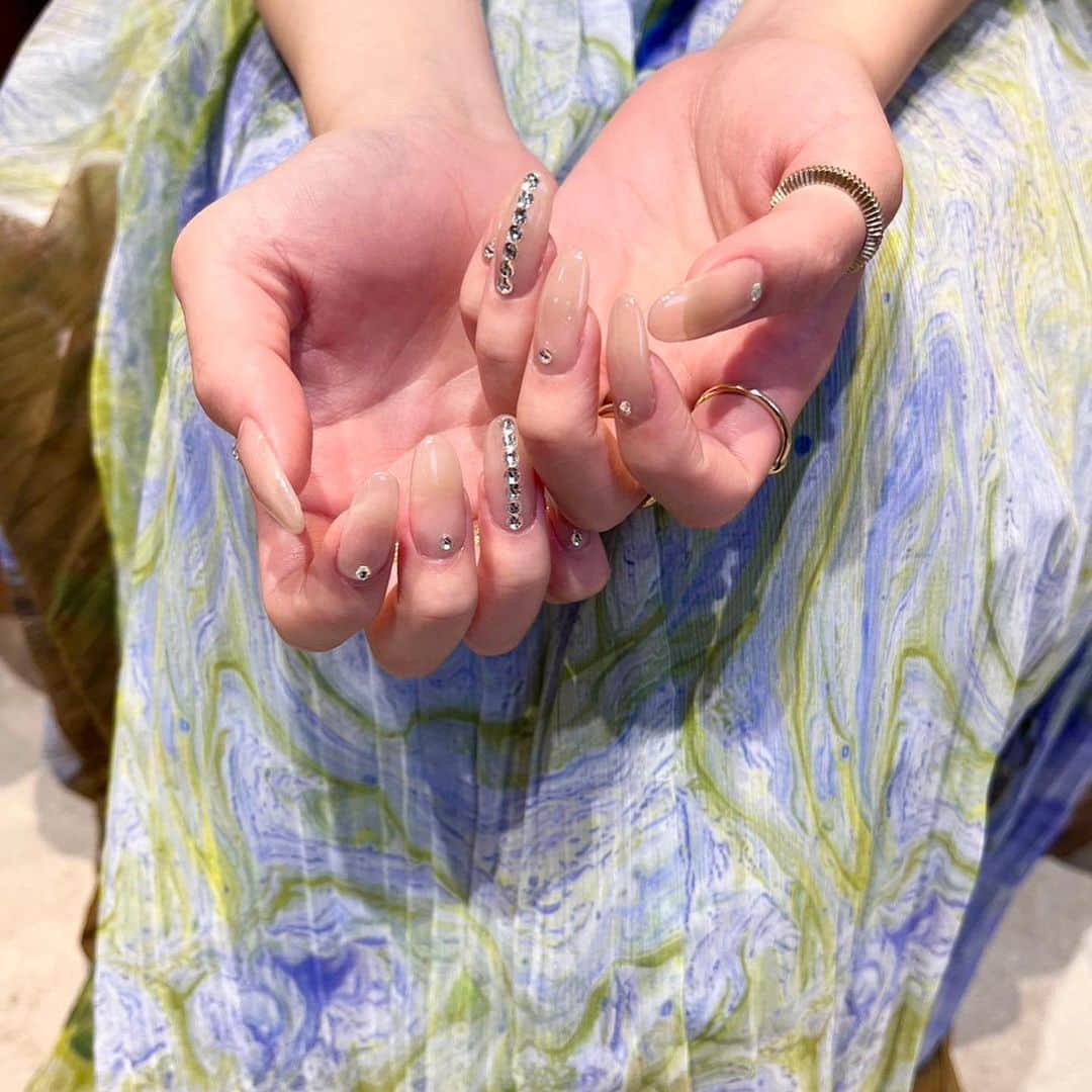 夏焼雅のインスタグラム：「new🦜💚  今回はnudieﾈｲﾙ♡ カラーがおちついてるので ｽﾄｰﾝでｷﾗｷﾗにしてもらって〜 footはゴールドグリッターでｷﾗｷﾗ~✨ @nail69aya 💅🏻💕 @nanako_function 👡✨ @function_nails 🏛️  明日5/13(土)は 、、 浦安市文化会館 大ホール (千葉)で MSMWの公演があります✨ お天気がちょっぴり心配ですが、 みんなに会えるのを楽しみにしてますね〜😇🤍 気をつけてお越しください♡  #nail  #nudemanicure  #live  #msmw」